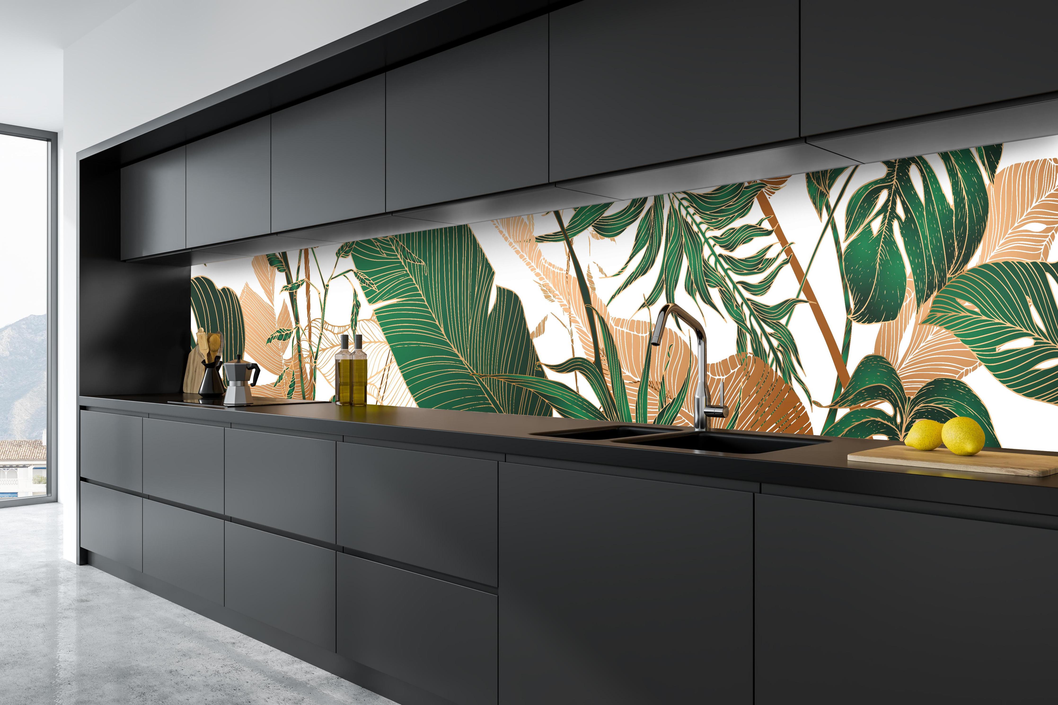 Küche - Tropisches Blattmuster Grün-Beige hinter weißen Hochglanz-Küchenregalen und schwarzem Wasserhahn