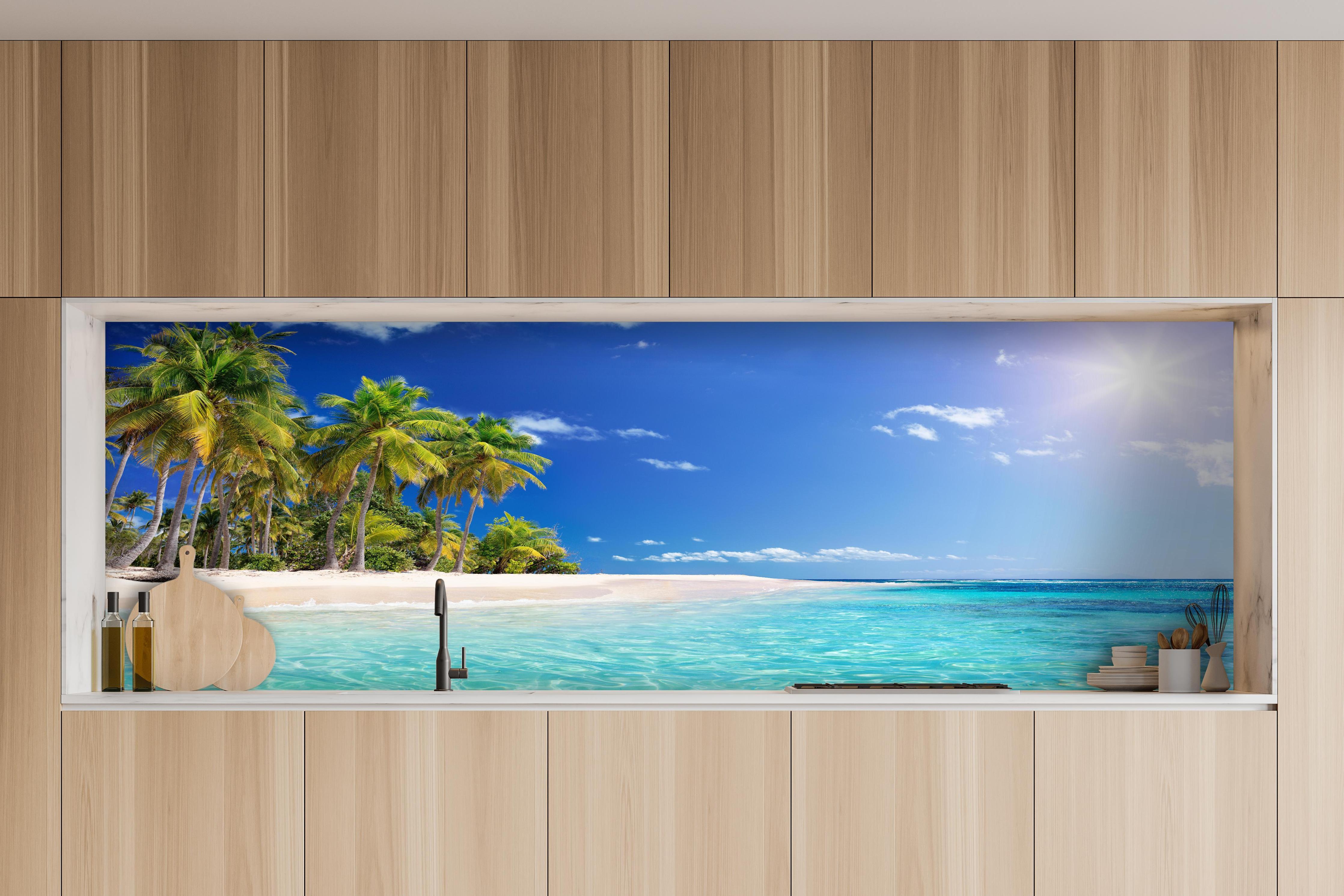 Küche - Tropisches Paradies mit strahlend blauem Himmel und palmenumsäumtem Strand hinter weißen Hochglanz-Küchenregalen und schwarzem Wasserhahn