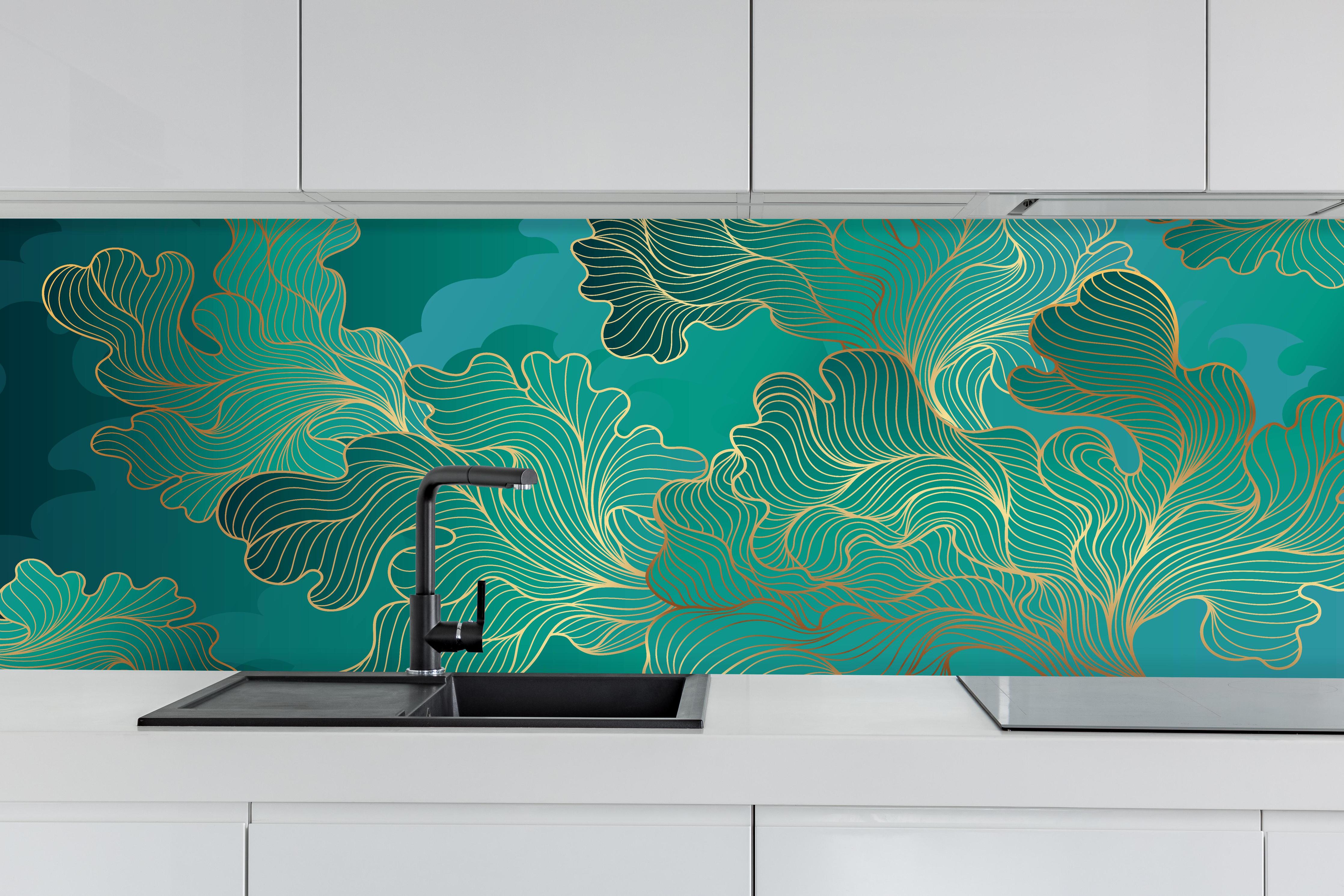 Küche - Türkis-Goldene Abstrakte Ginkgo Blattstruktur hinter weißen Hochglanz-Küchenregalen und schwarzem Wasserhahn