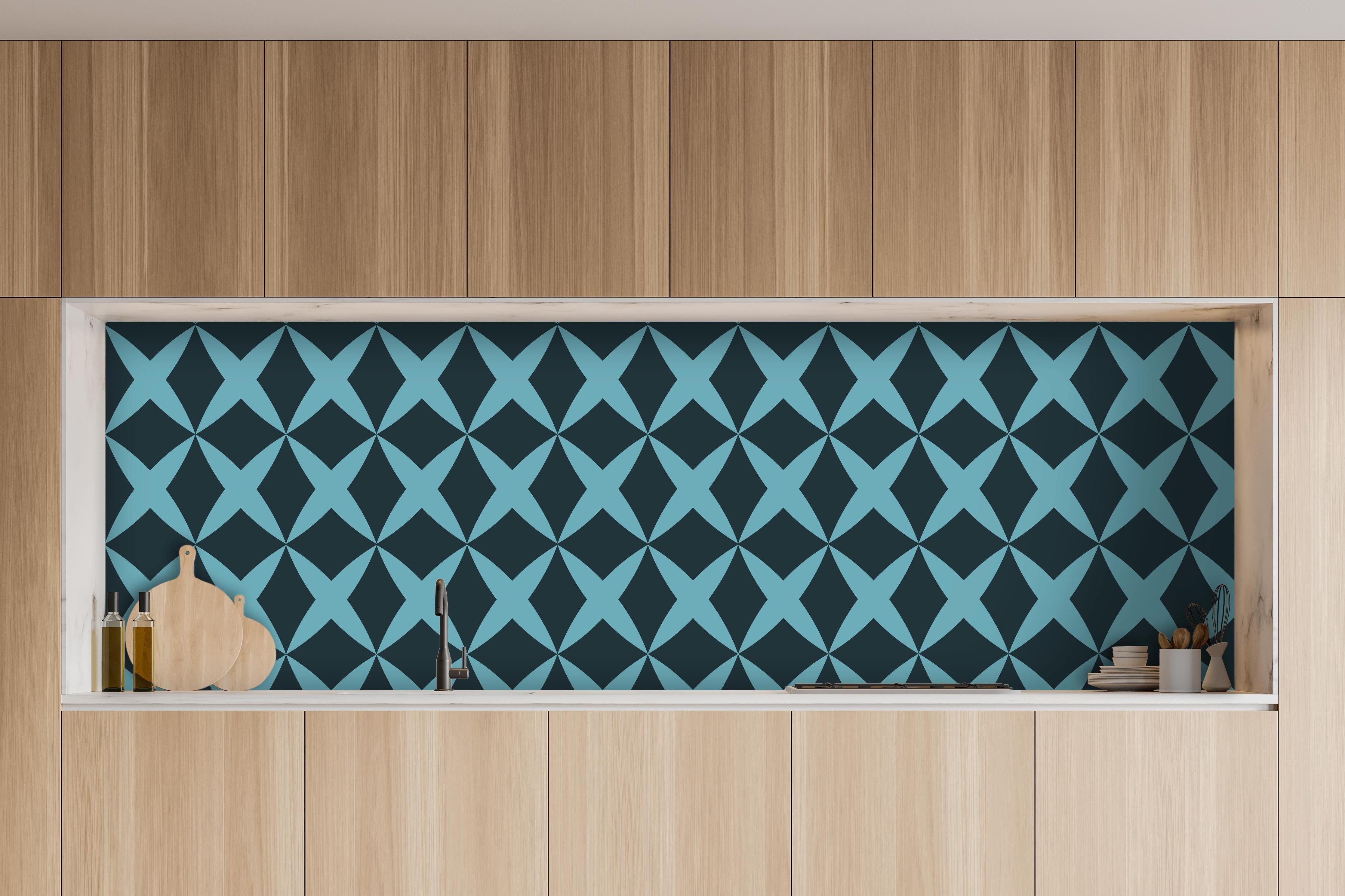 Küche - Türkise Geometrische Musterung Designerstoff hinter weißen Hochglanz-Küchenregalen und schwarzem Wasserhahn