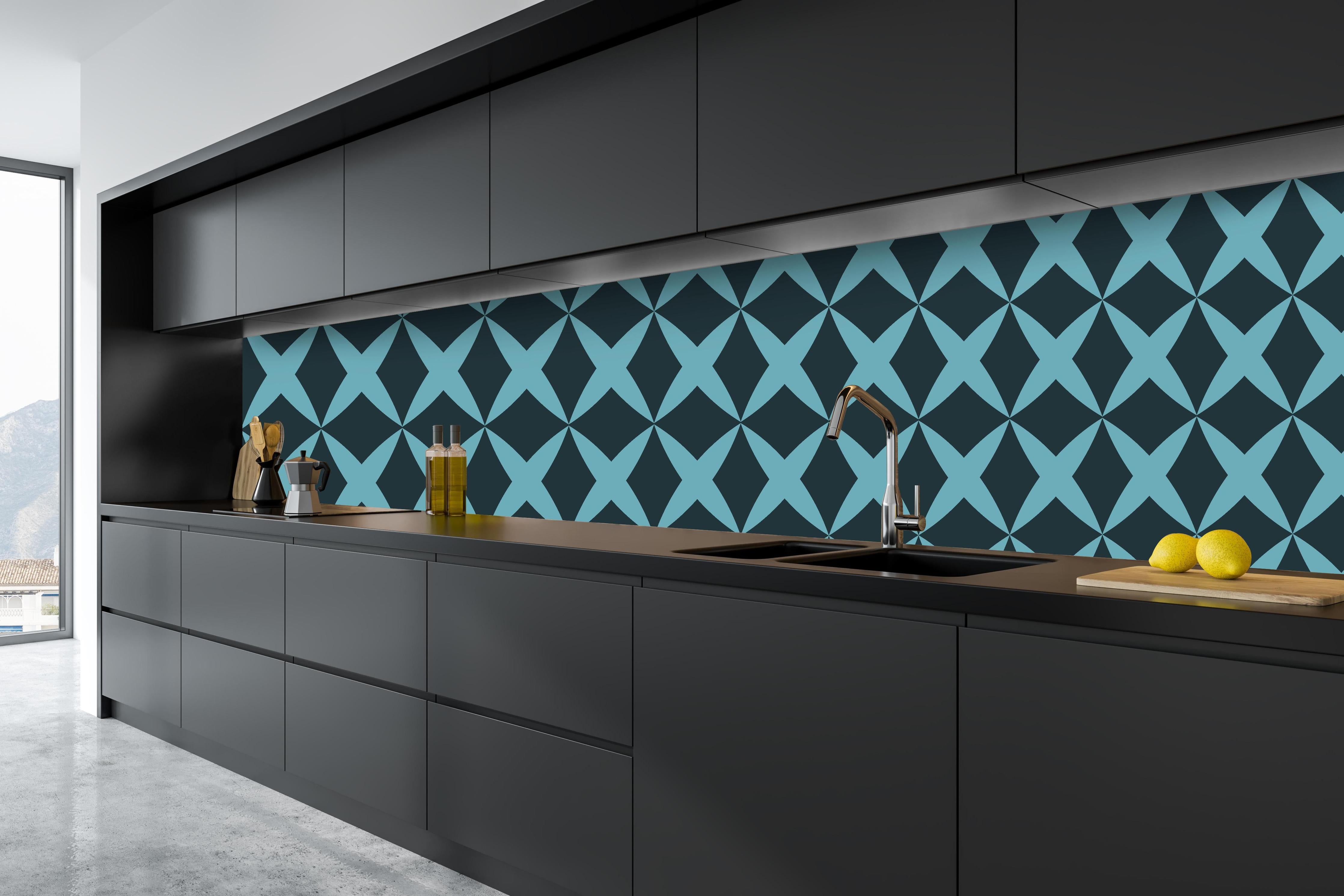 Küche - Türkise Geometrische Musterung Designerstoff hinter weißen Hochglanz-Küchenregalen und schwarzem Wasserhahn