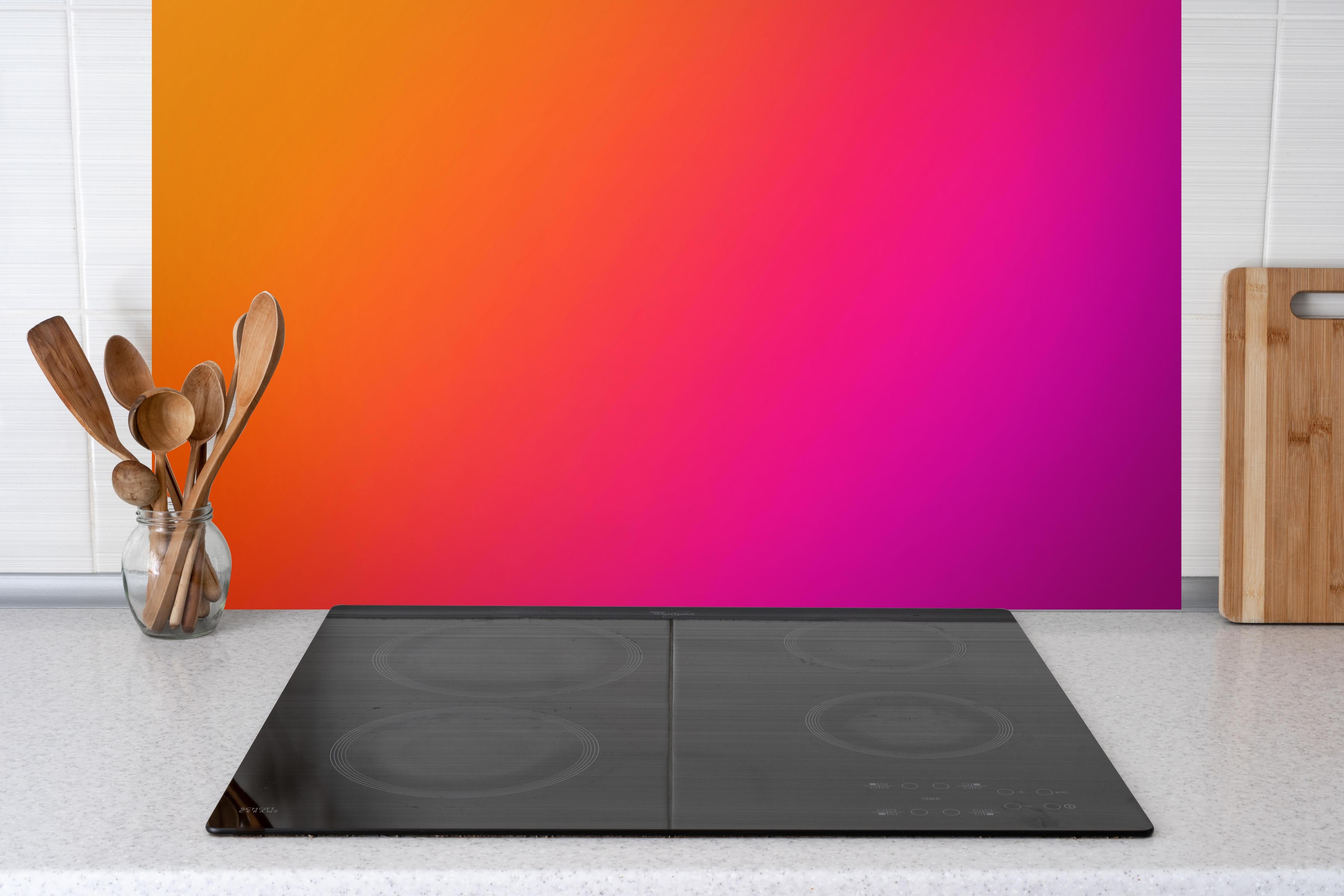 Küche - Übergang von orange zu lila hinter weißen Hochglanz-Küchenregalen und schwarzem Wasserhahn