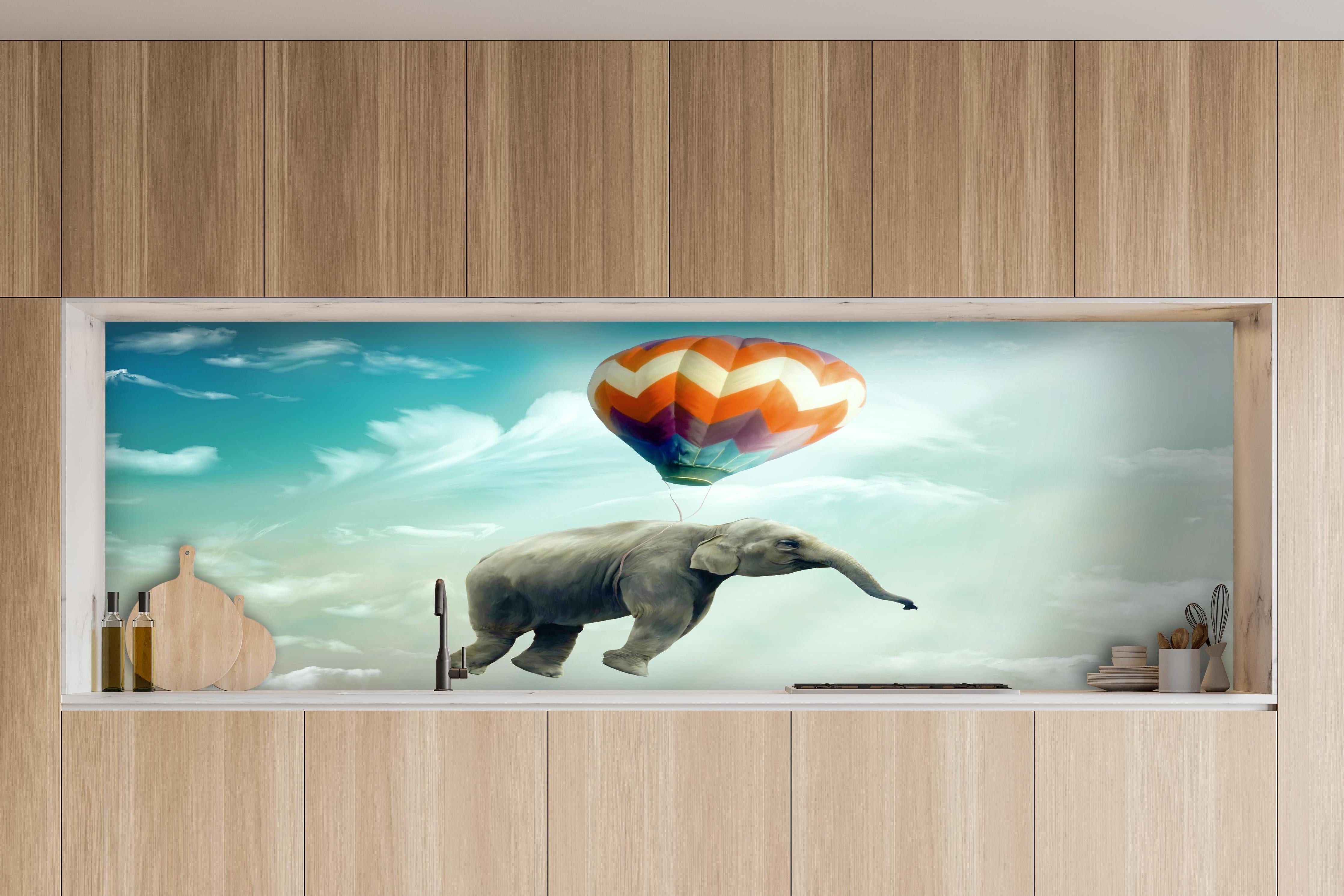 Küche - Unrealistische Darstellung  hinter weißen Hochglanz-Küchenregalen und schwarzem Wasserhahn