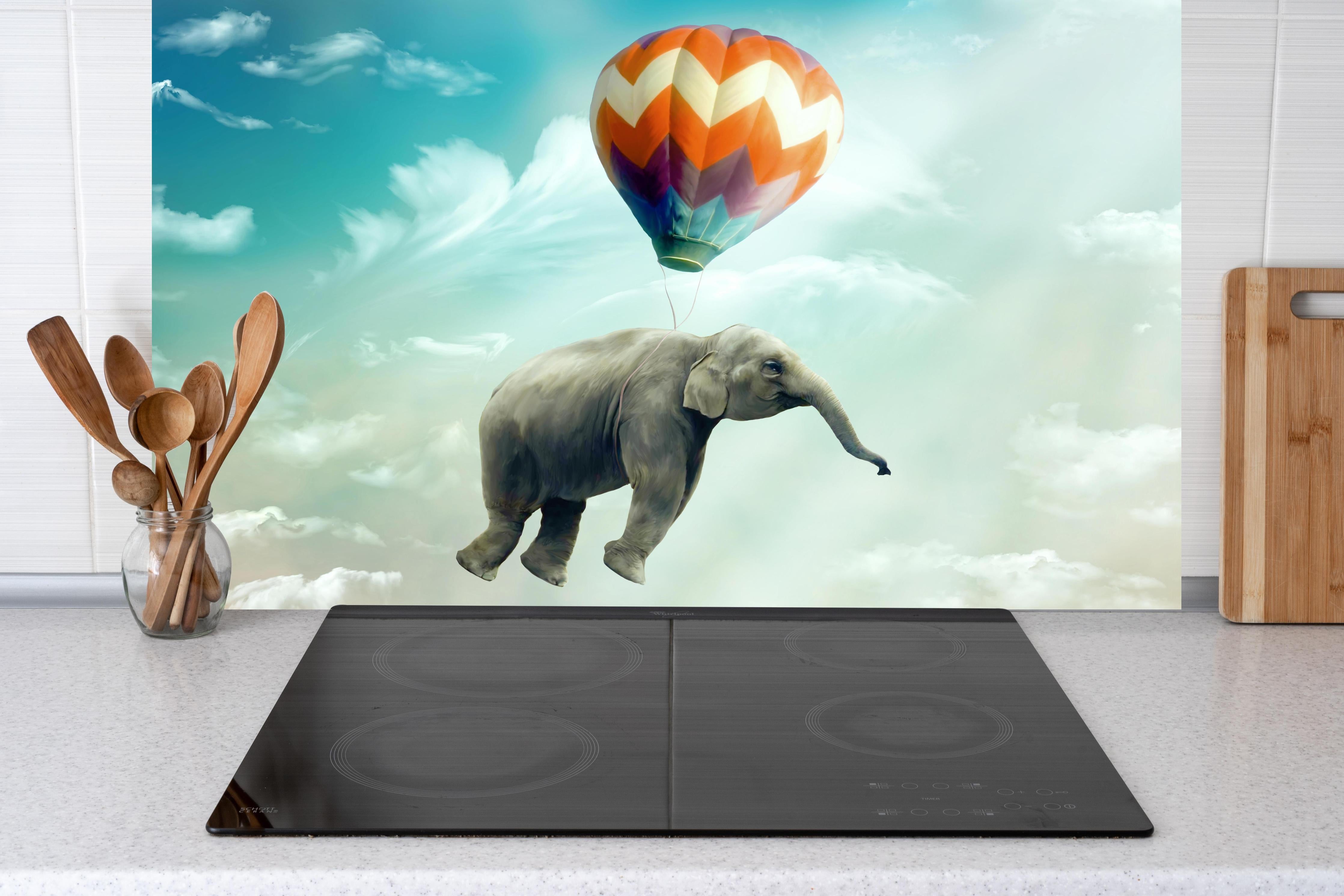 Küche - Unrealistische Darstellung  hinter weißen Hochglanz-Küchenregalen und schwarzem Wasserhahn