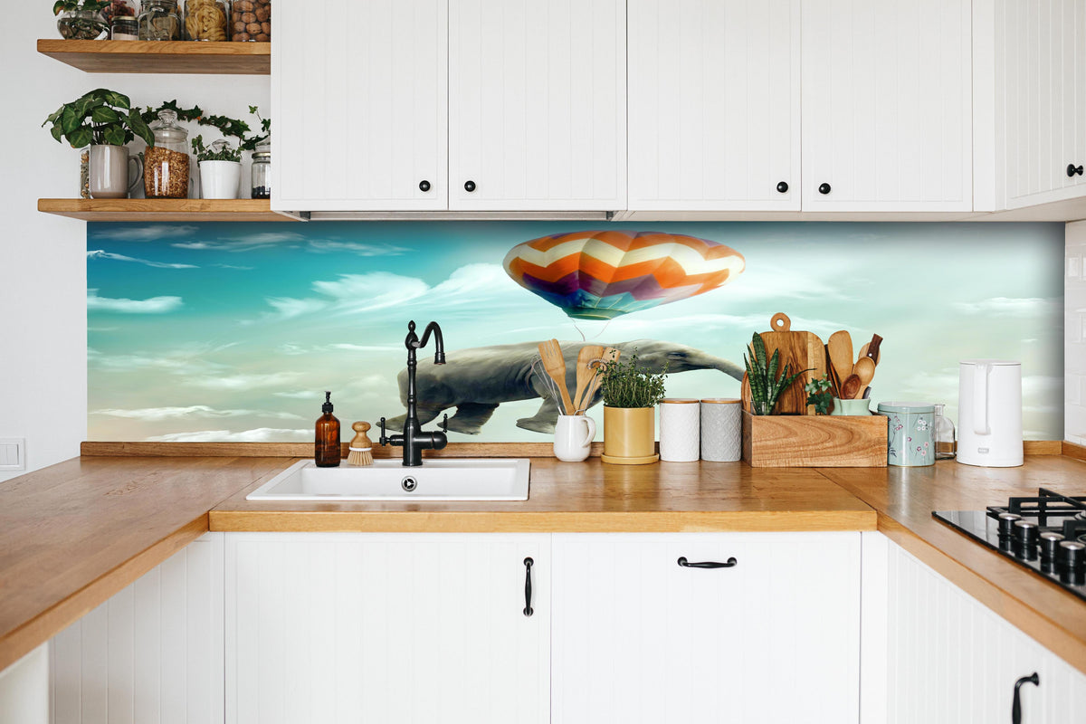 Küche - Unrealistische Darstellung  hinter weißen Hochglanz-Küchenregalen und schwarzem Wasserhahn