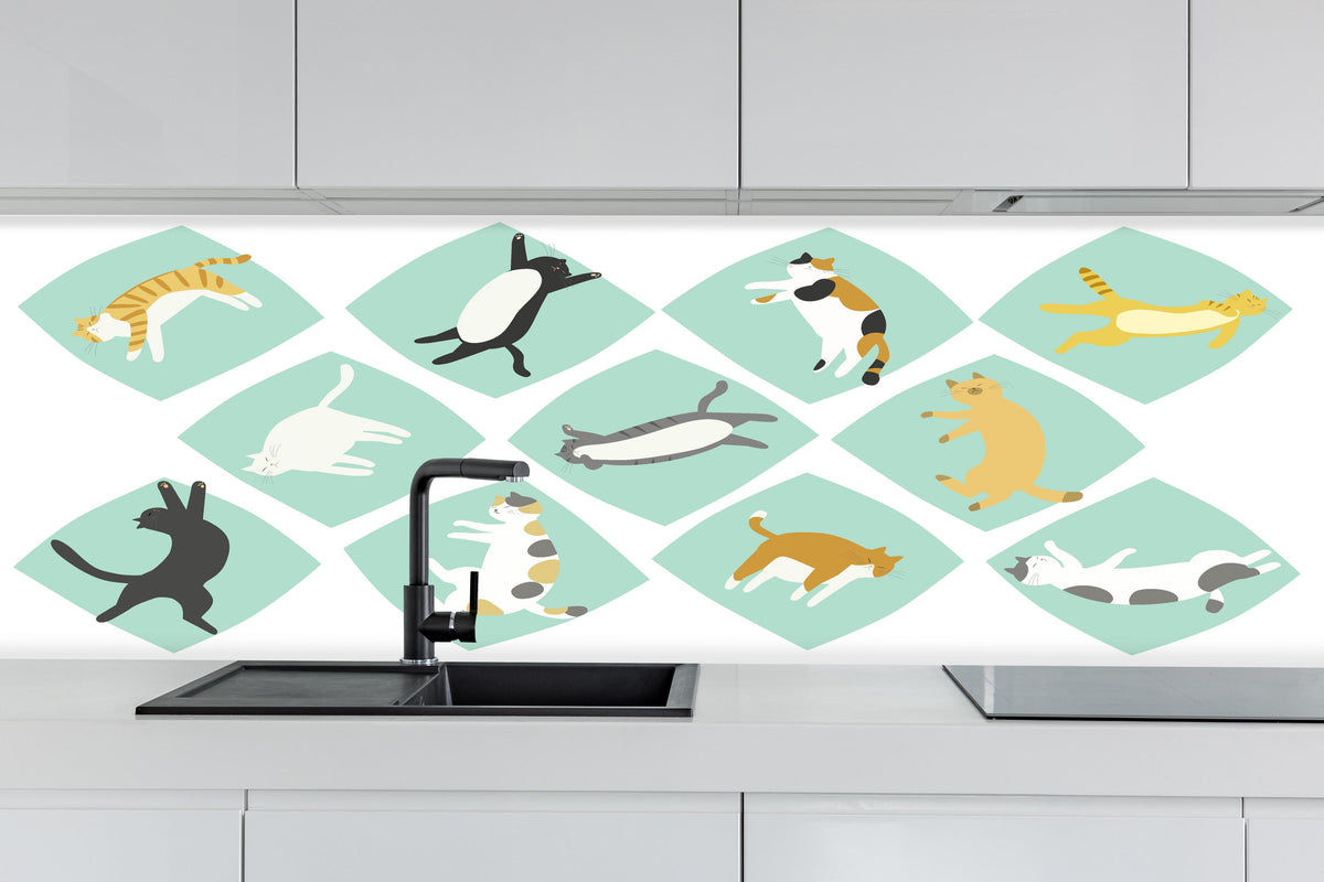 Küche - Verspielte Tierillustrationen in Pastellfarben hinter weißen Hochglanz-Küchenregalen und schwarzem Wasserhahn