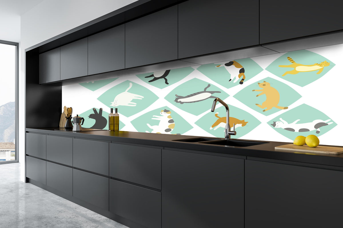 Küche - Verspielte Tierillustrationen in Pastellfarben hinter weißen Hochglanz-Küchenregalen und schwarzem Wasserhahn