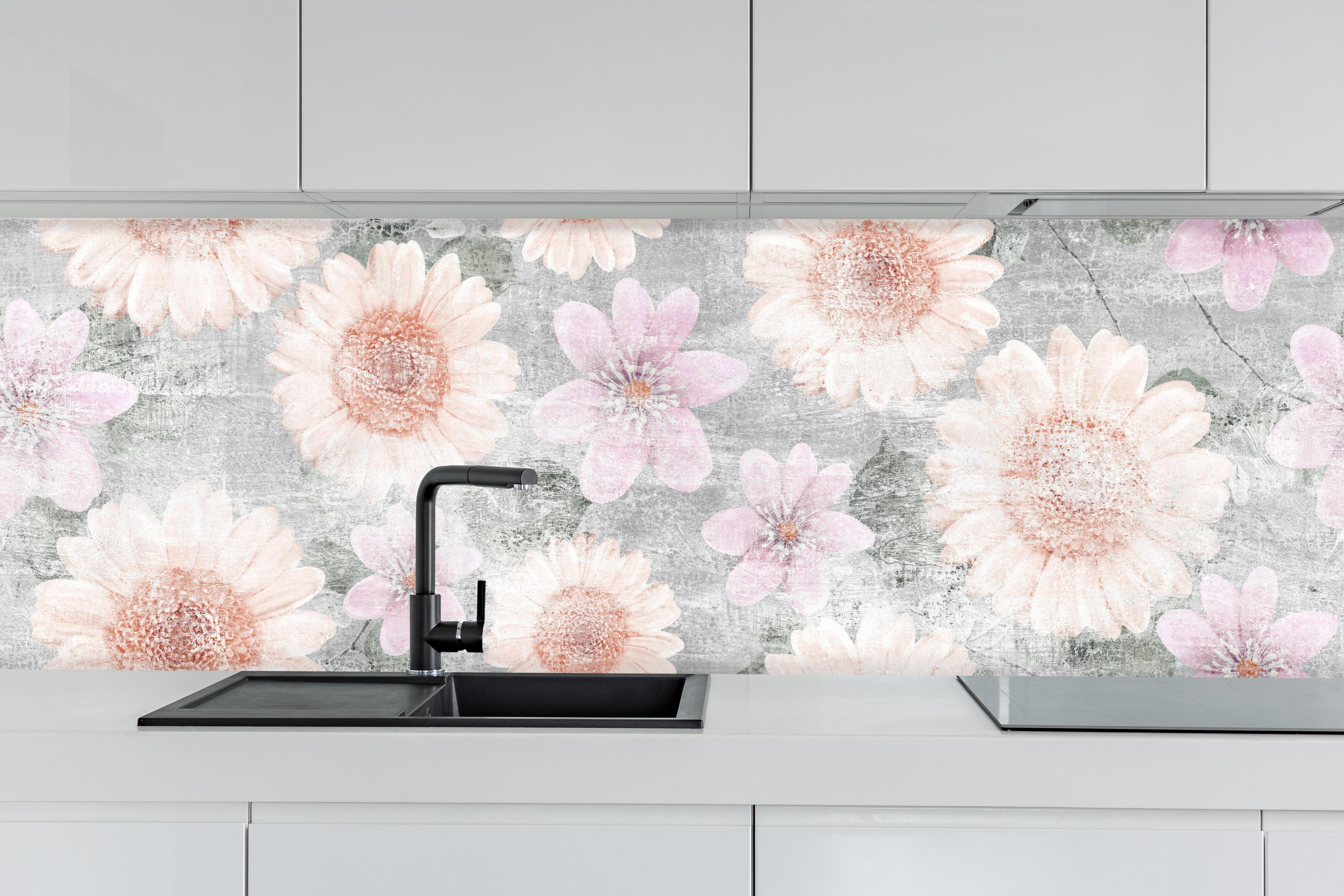 Küche - Vintage Blumenkunst  - Zeichnung hinter weißen Hochglanz-Küchenregalen und schwarzem Wasserhahn