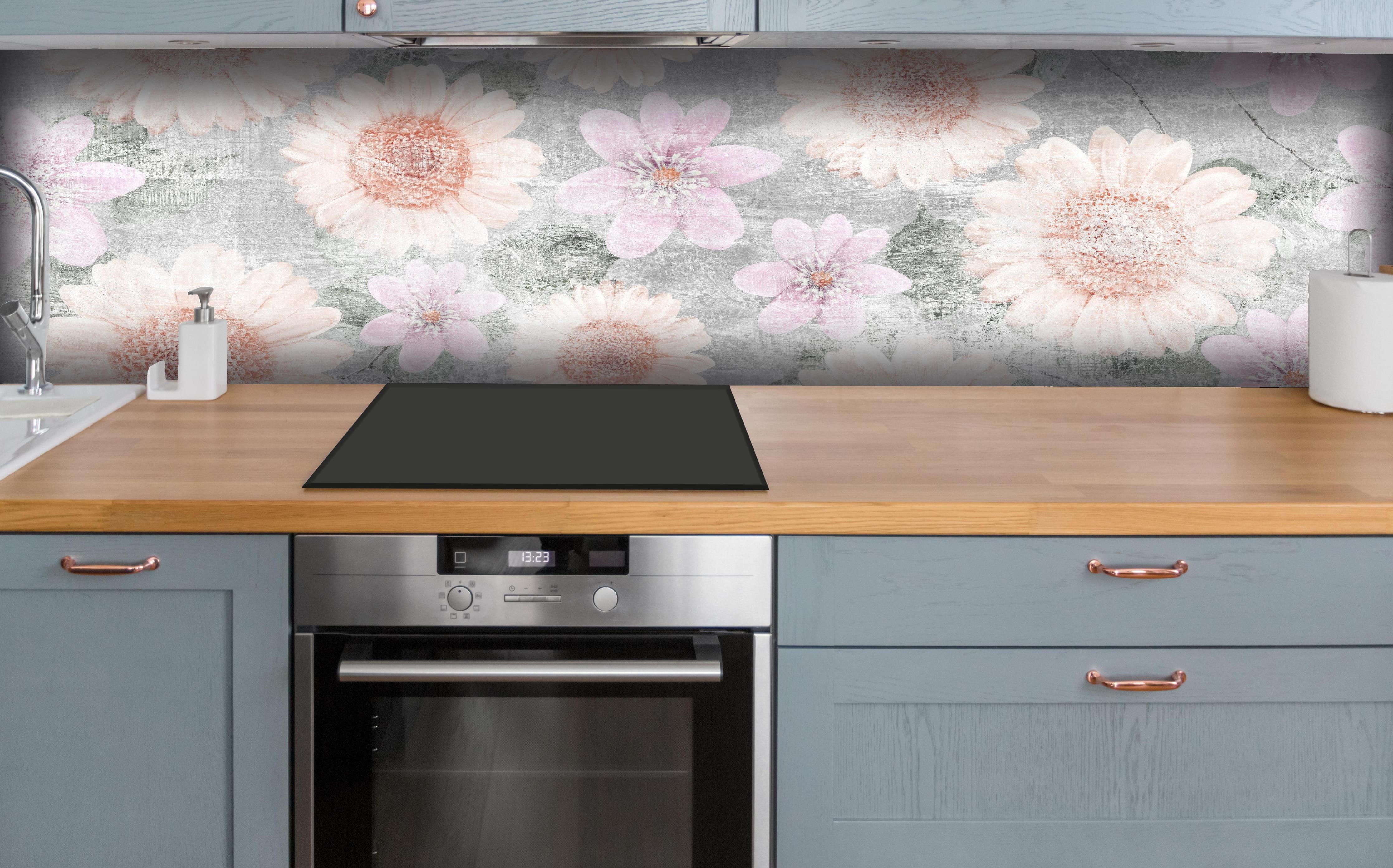 Küche - Vintage Blumenkunst  - Zeichnung hinter weißen Hochglanz-Küchenregalen und schwarzem Wasserhahn