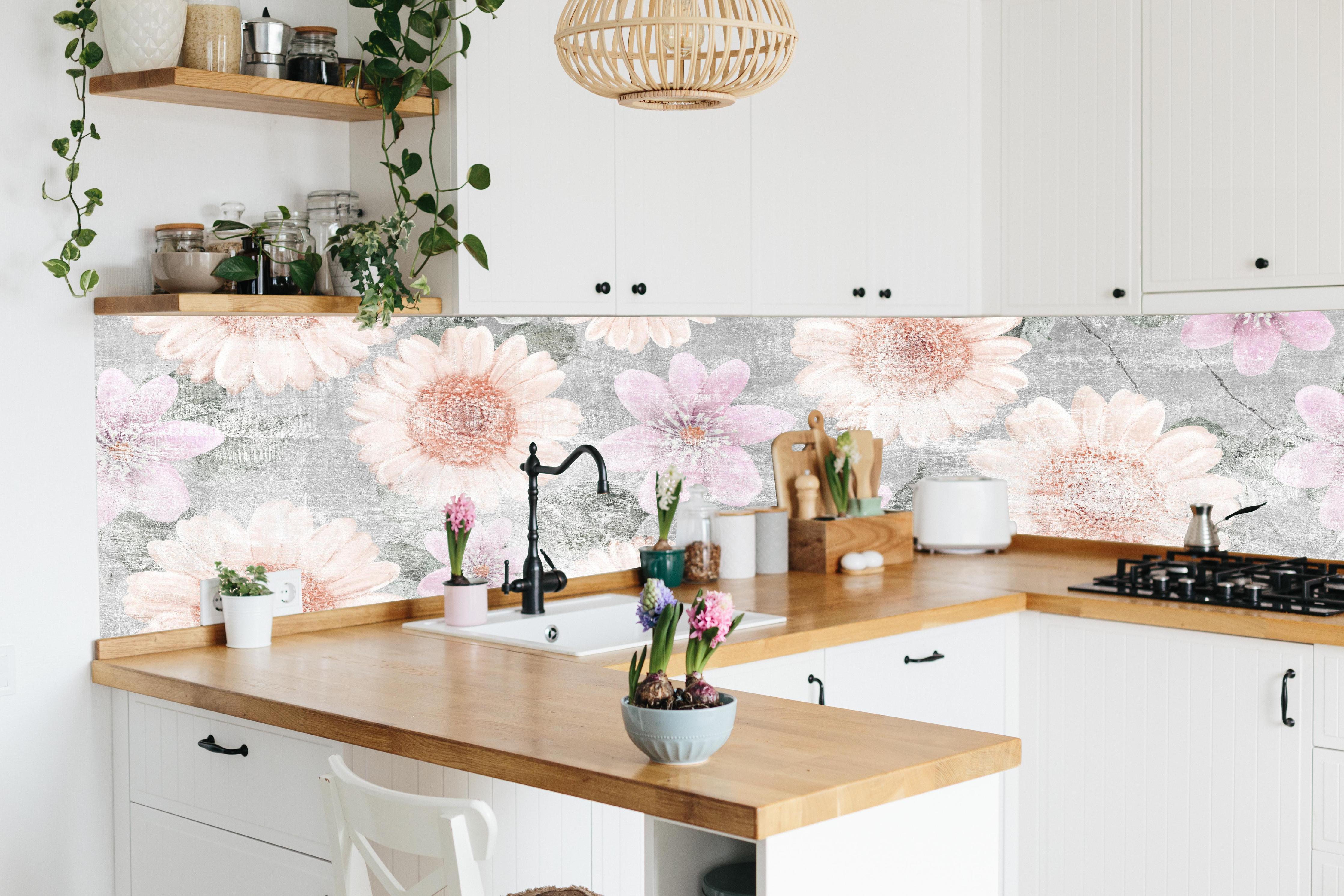 Küche - Vintage Blumenkunst  - Zeichnung hinter weißen Hochglanz-Küchenregalen und schwarzem Wasserhahn