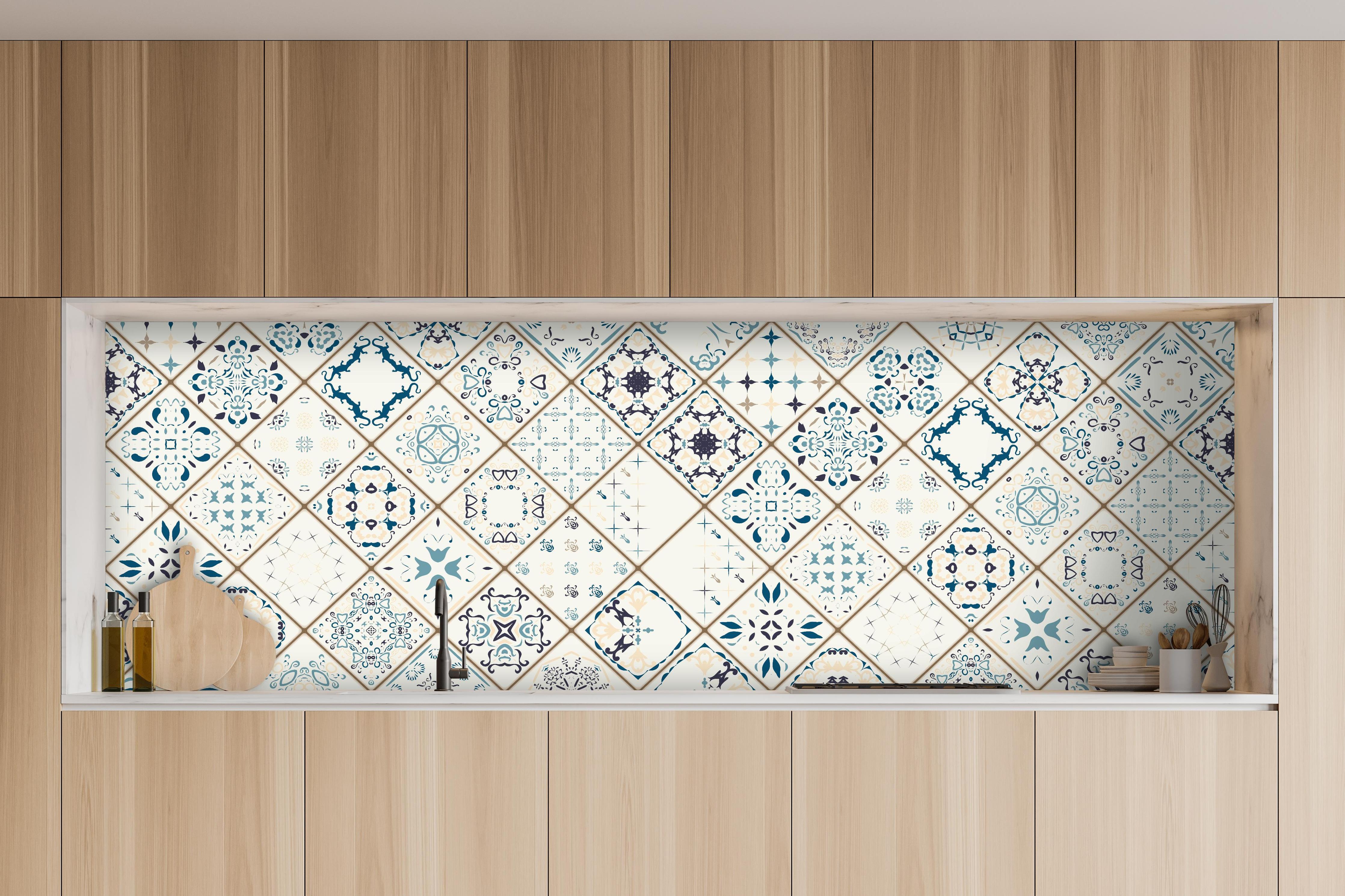 Küche - Vintage Fliesenmuster in Blau und Beige hinter weißen Hochglanz-Küchenregalen und schwarzem Wasserhahn