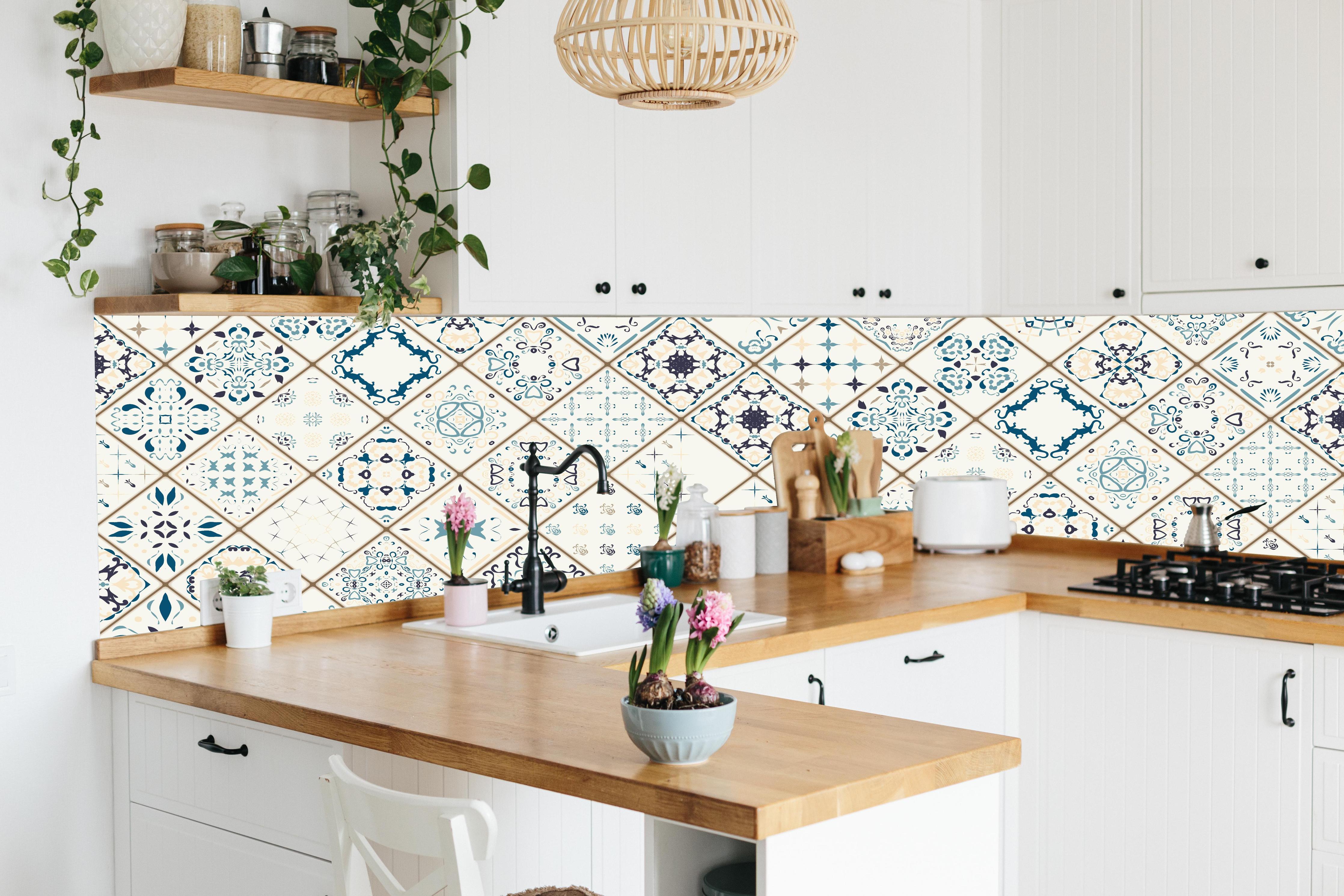 Küche - Vintage Fliesenmuster in Blau und Beige hinter weißen Hochglanz-Küchenregalen und schwarzem Wasserhahn