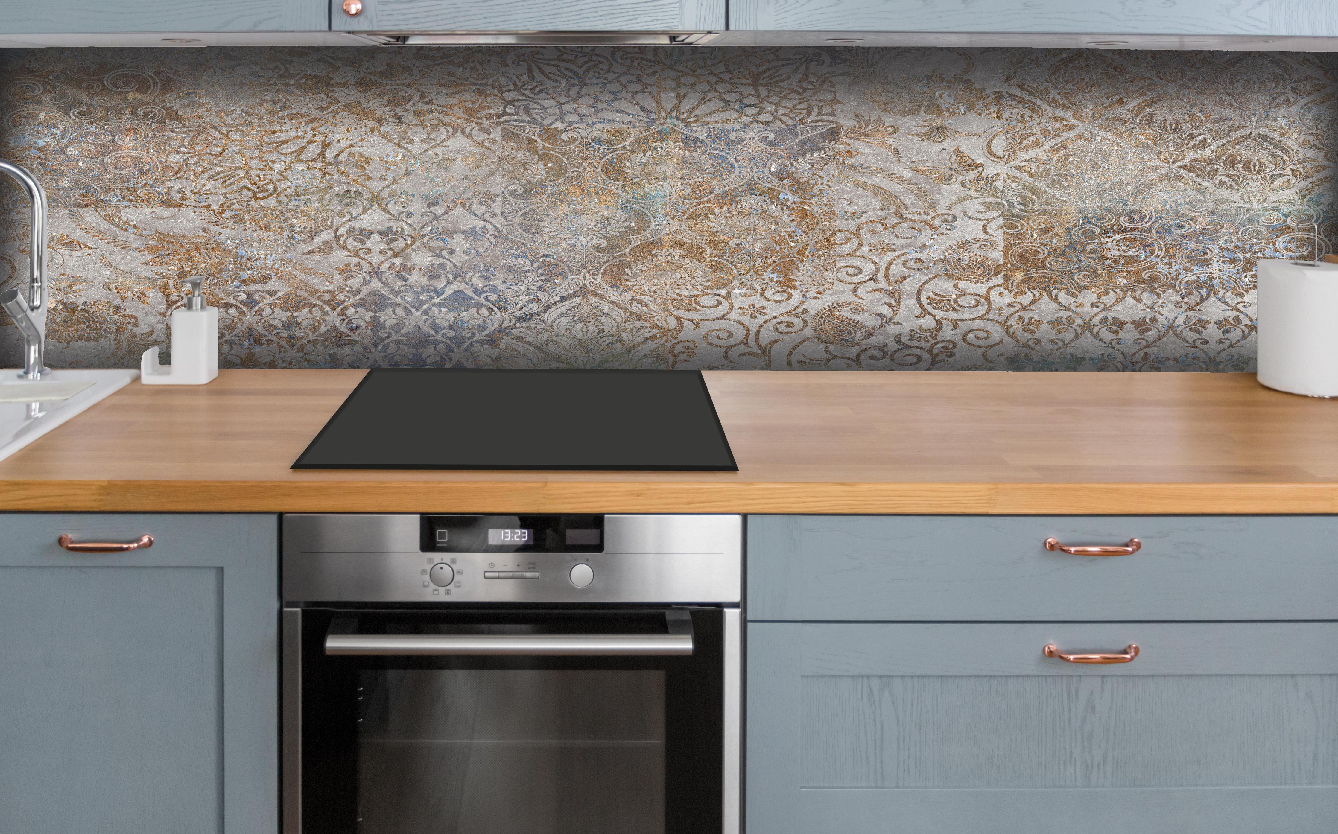 Küche - Vintage Florales Design hinter weißen Hochglanz-Küchenregalen und schwarzem Wasserhahn