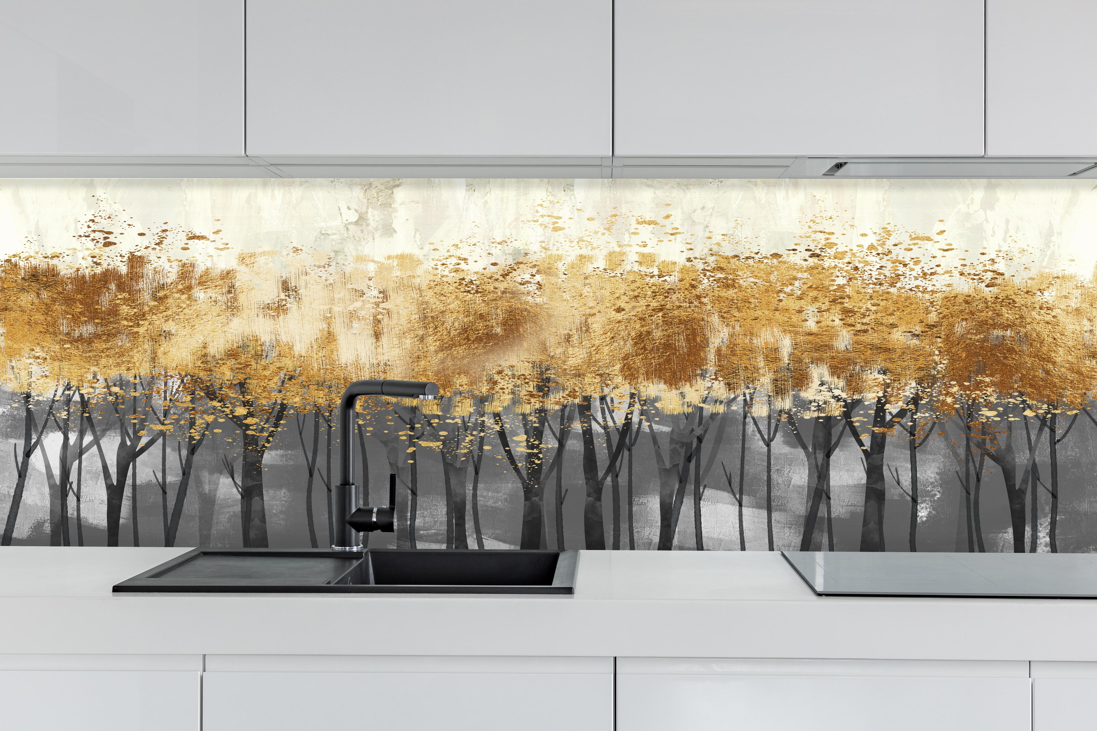 Küche - Vintage Kunstmalerei hinter weißen Hochglanz-Küchenregalen und schwarzem Wasserhahn