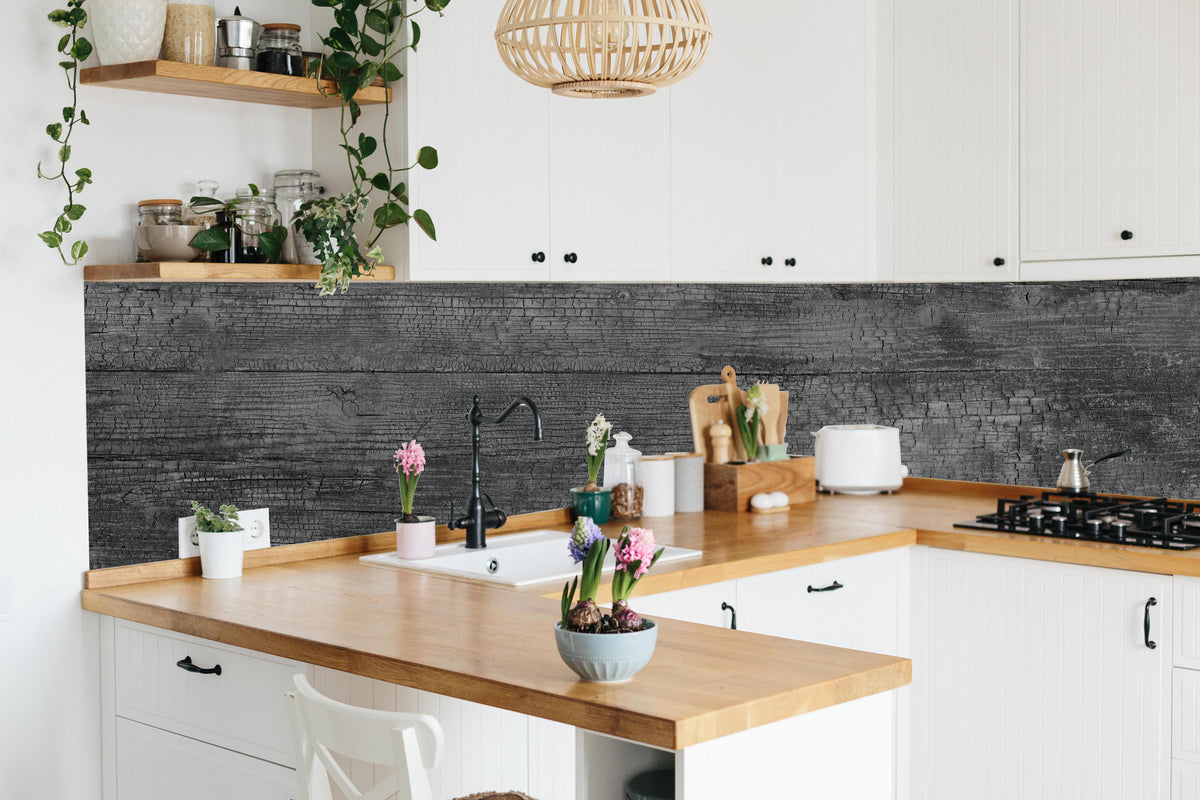 Küche - Vintage Schwarz-Graue Altholz-Textur hinter weißen Hochglanz-Küchenregalen und schwarzem Wasserhahn