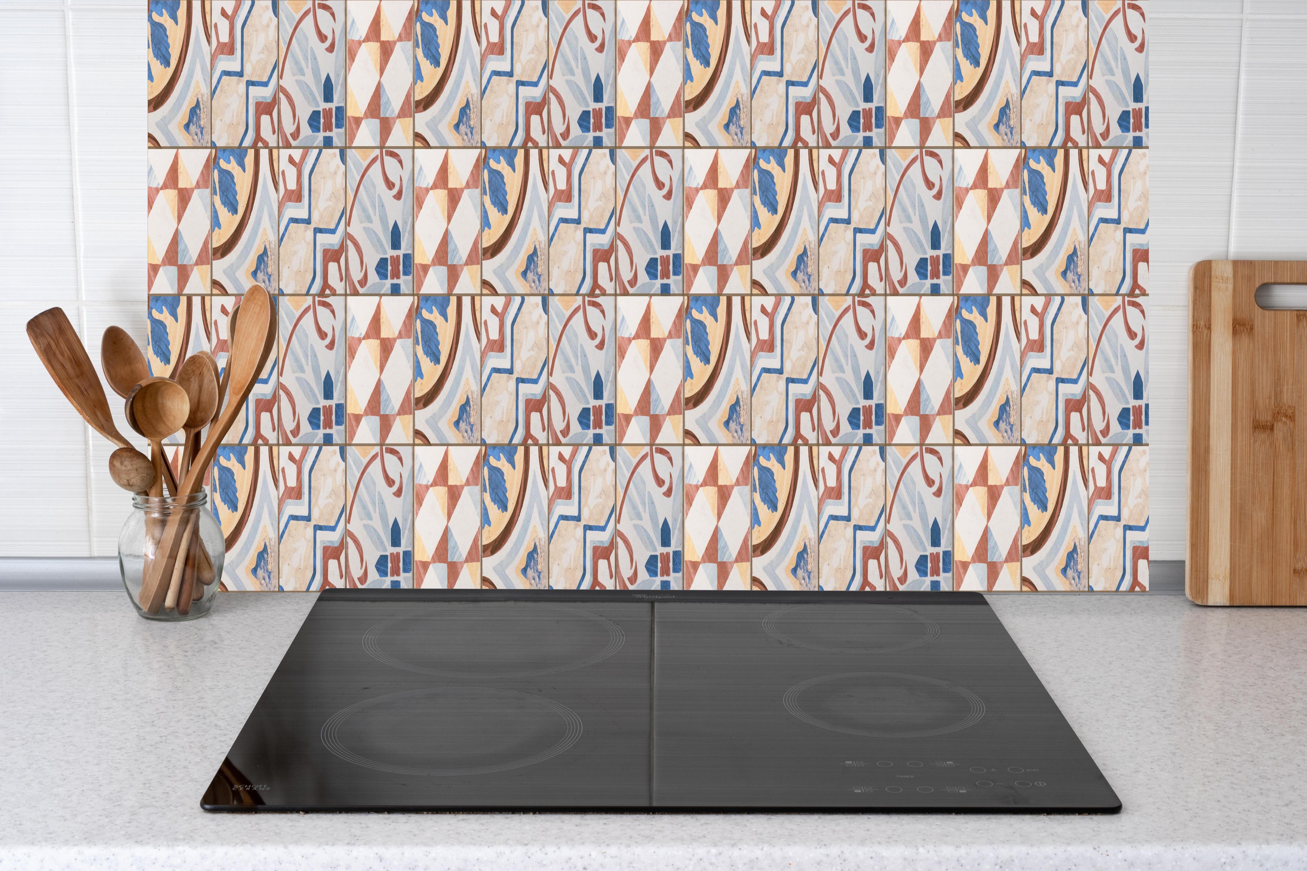 Küche - Vintage Zement Fliesen hinter weißen Hochglanz-Küchenregalen und schwarzem Wasserhahn