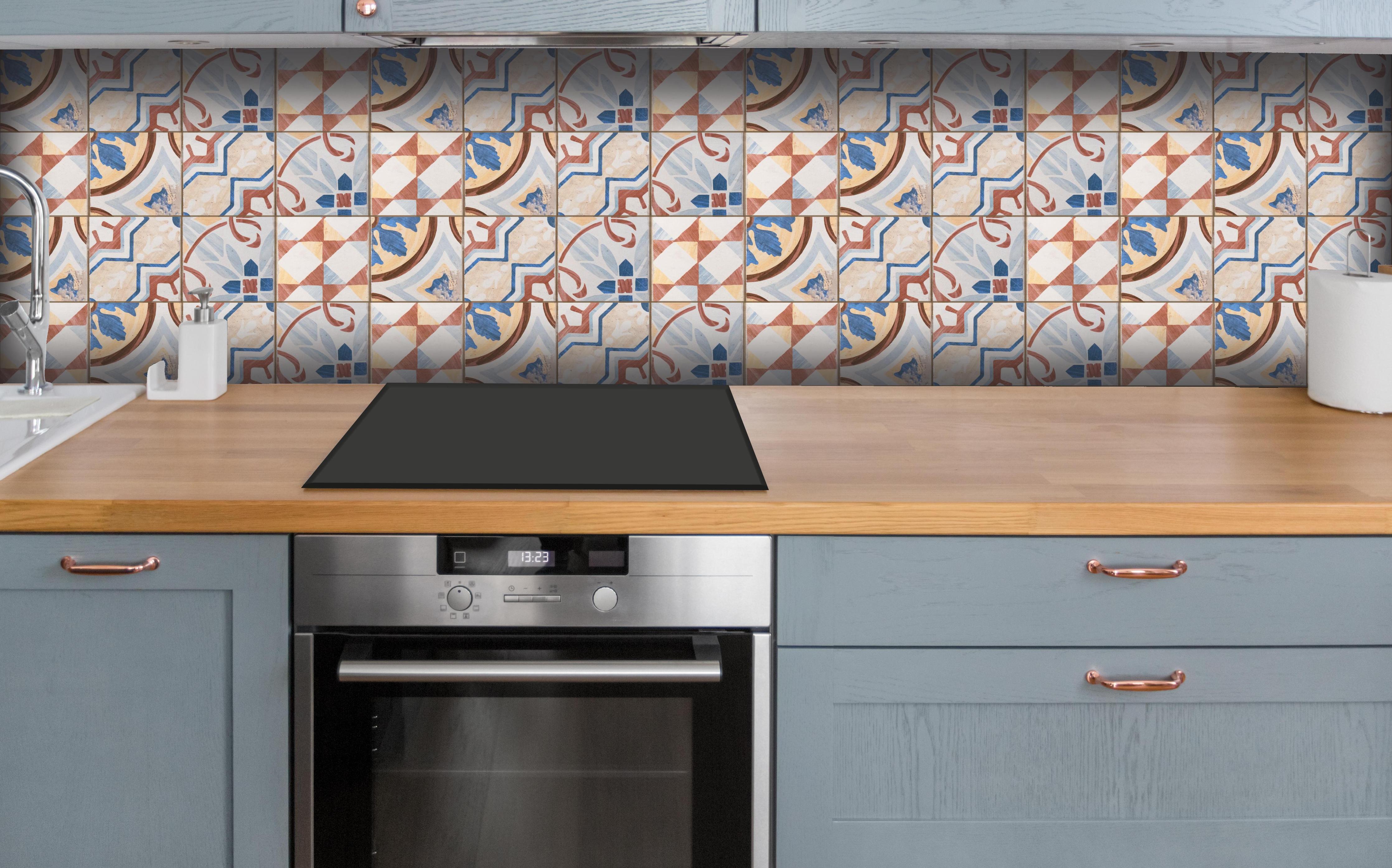 Küche - Vintage Zement Fliesen hinter weißen Hochglanz-Küchenregalen und schwarzem Wasserhahn