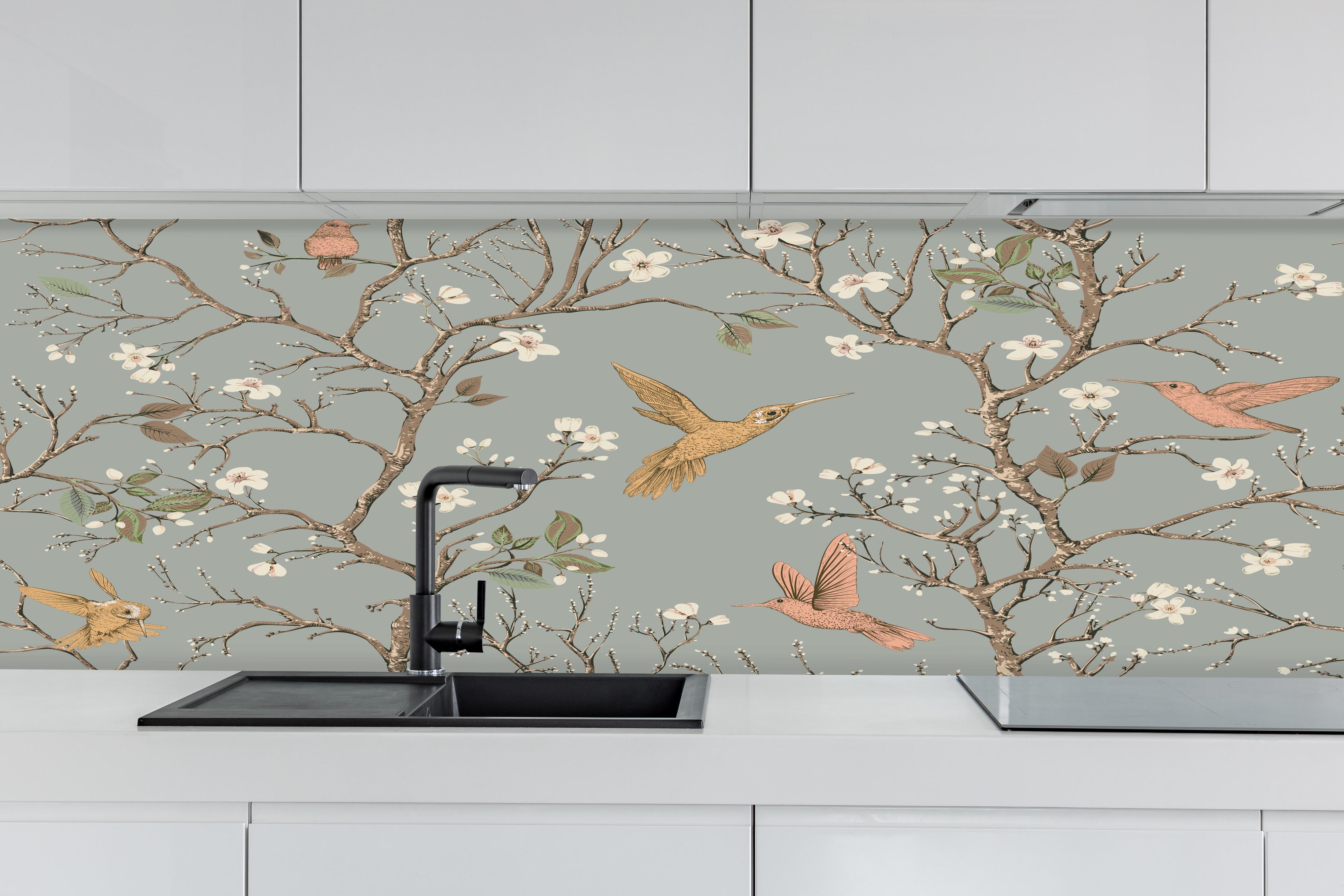 Küche - Vogelmotiv Blumenzweige auf Grau hinter weißen Hochglanz-Küchenregalen und schwarzem Wasserhahn