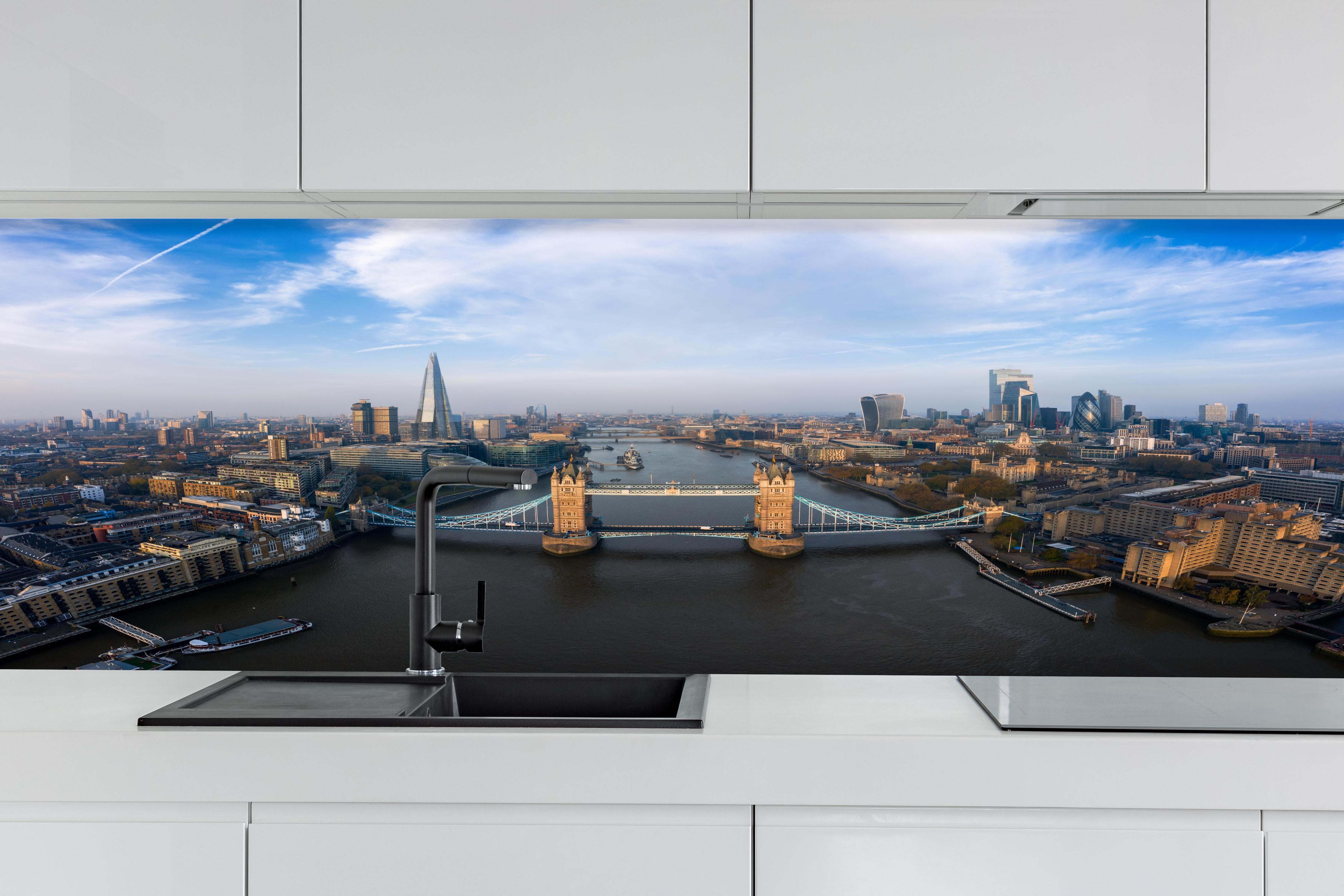 Küche - Vogelperspektive der Tower Bridge, London hinter weißen Hochglanz-Küchenregalen und schwarzem Wasserhahn