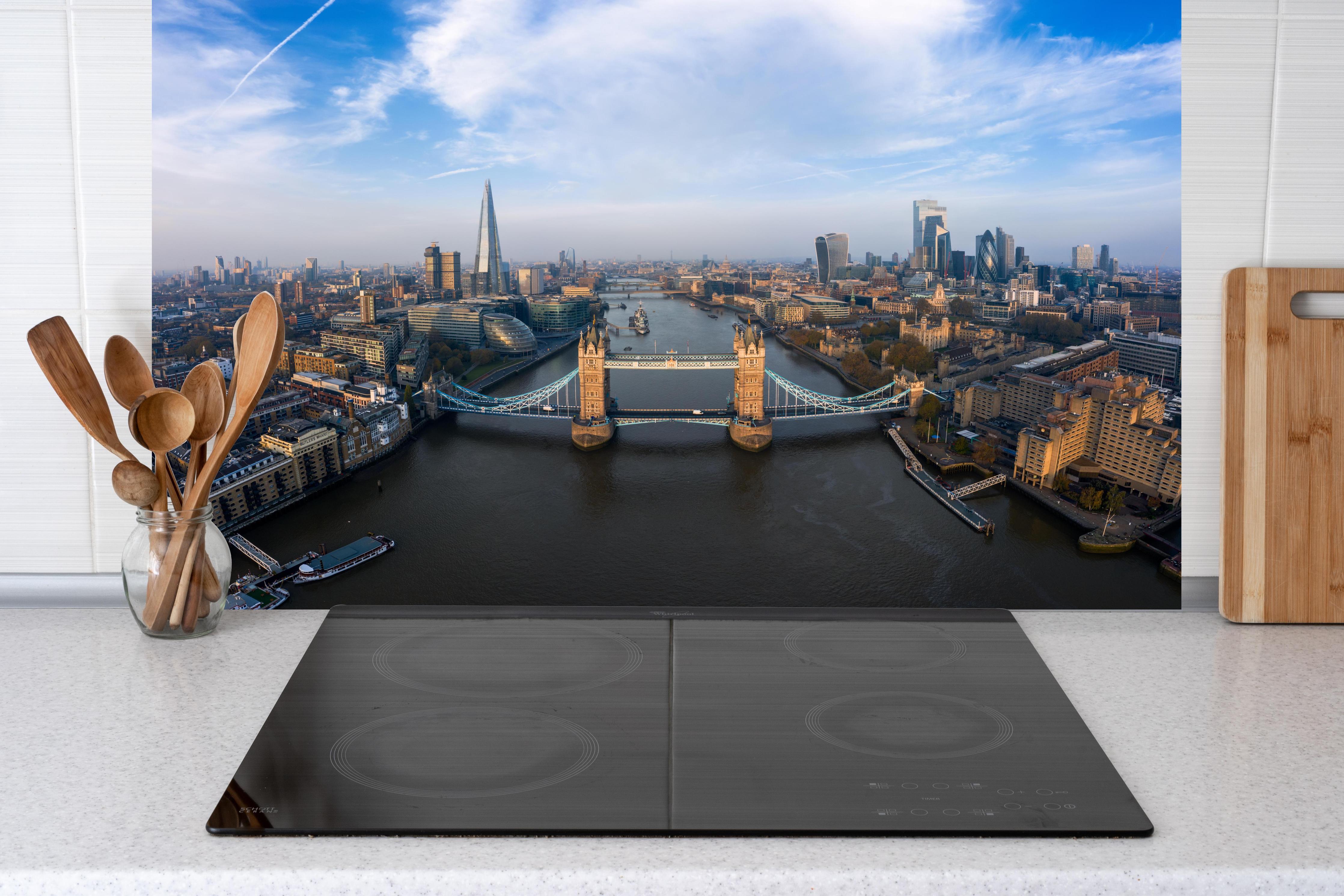 Küche - Vogelperspektive der Tower Bridge, London hinter weißen Hochglanz-Küchenregalen und schwarzem Wasserhahn