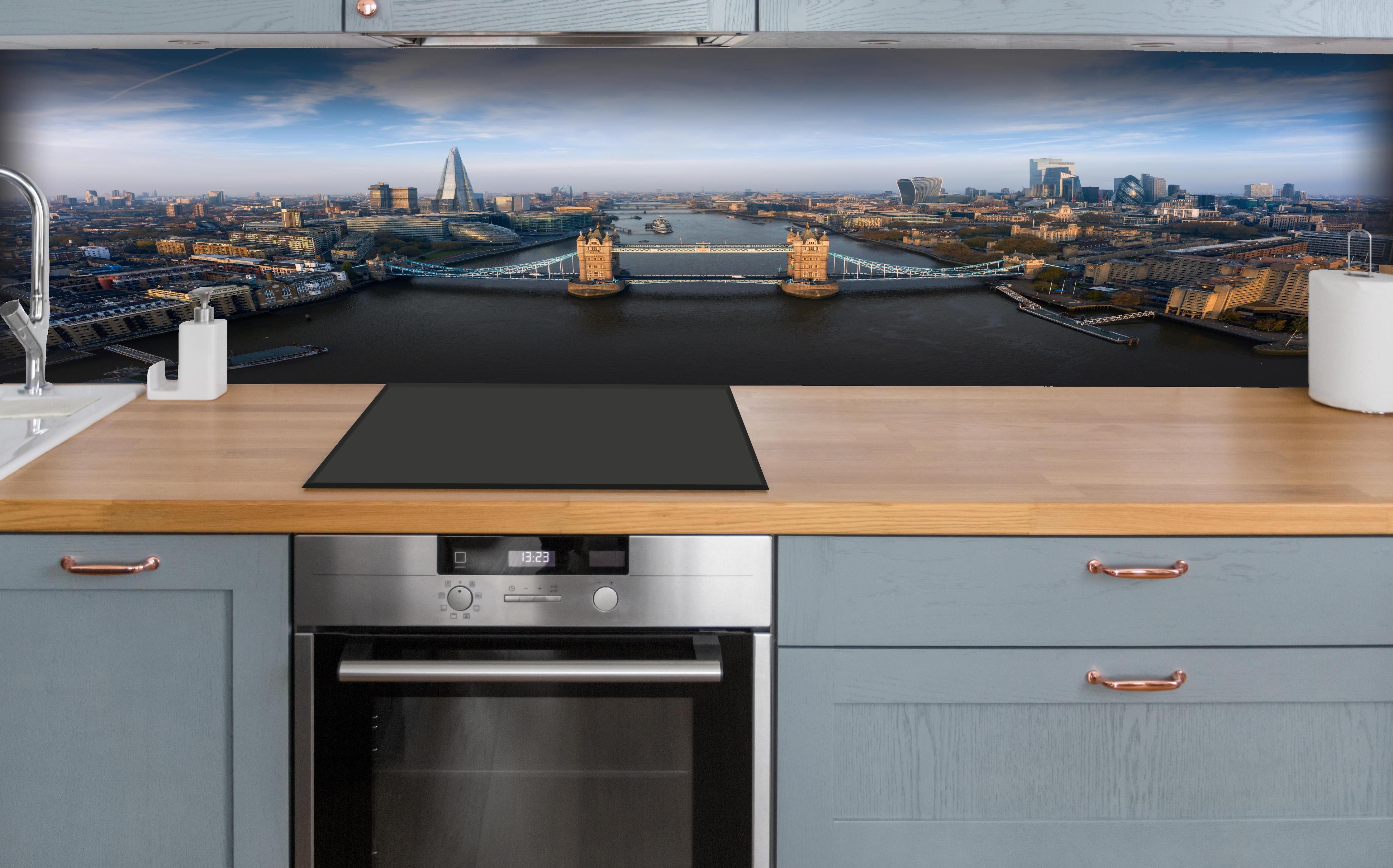 Küche - Vogelperspektive der Tower Bridge, London hinter weißen Hochglanz-Küchenregalen und schwarzem Wasserhahn