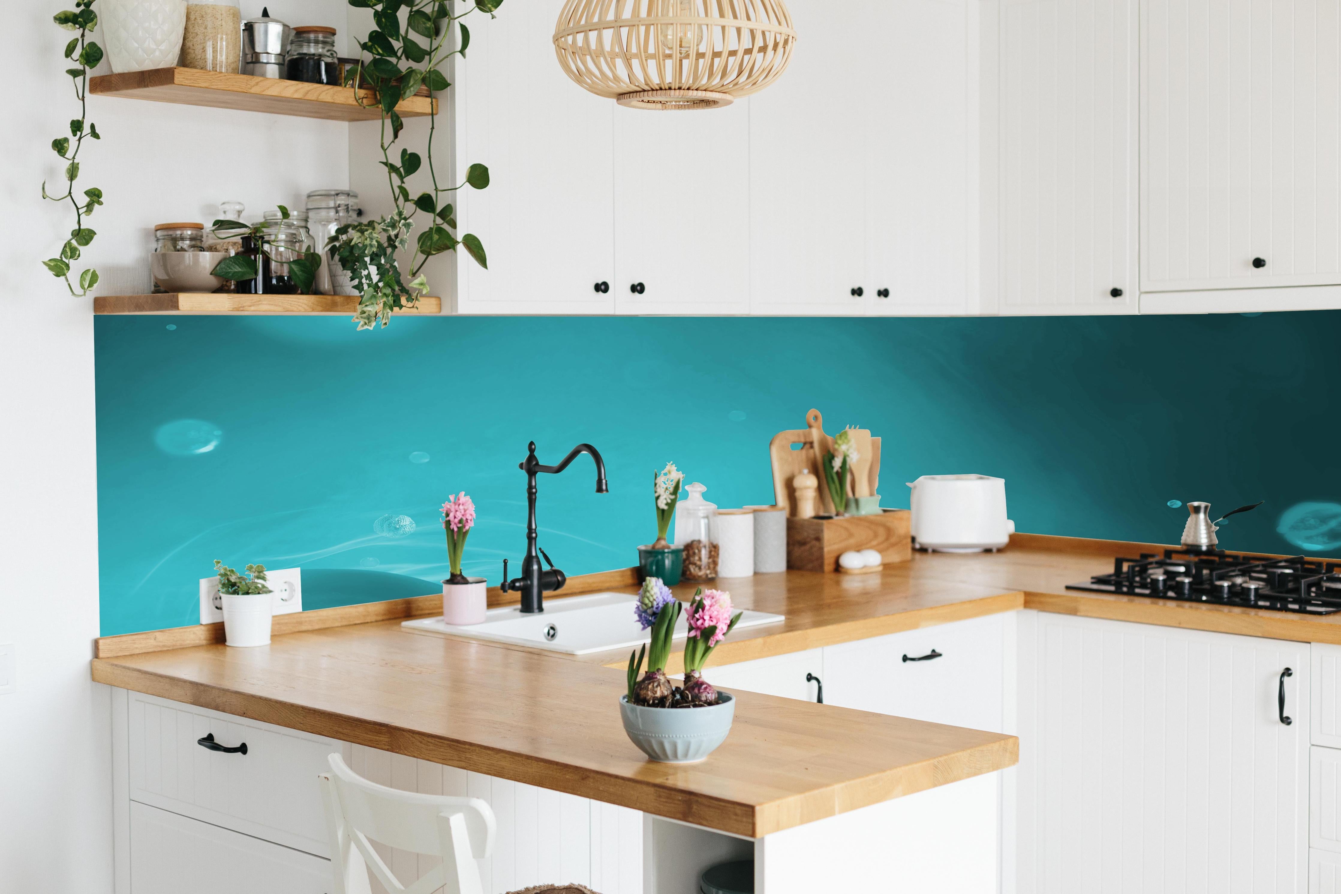 Küche - Wässriger Tauchgang hinter weißen Hochglanz-Küchenregalen und schwarzem Wasserhahn