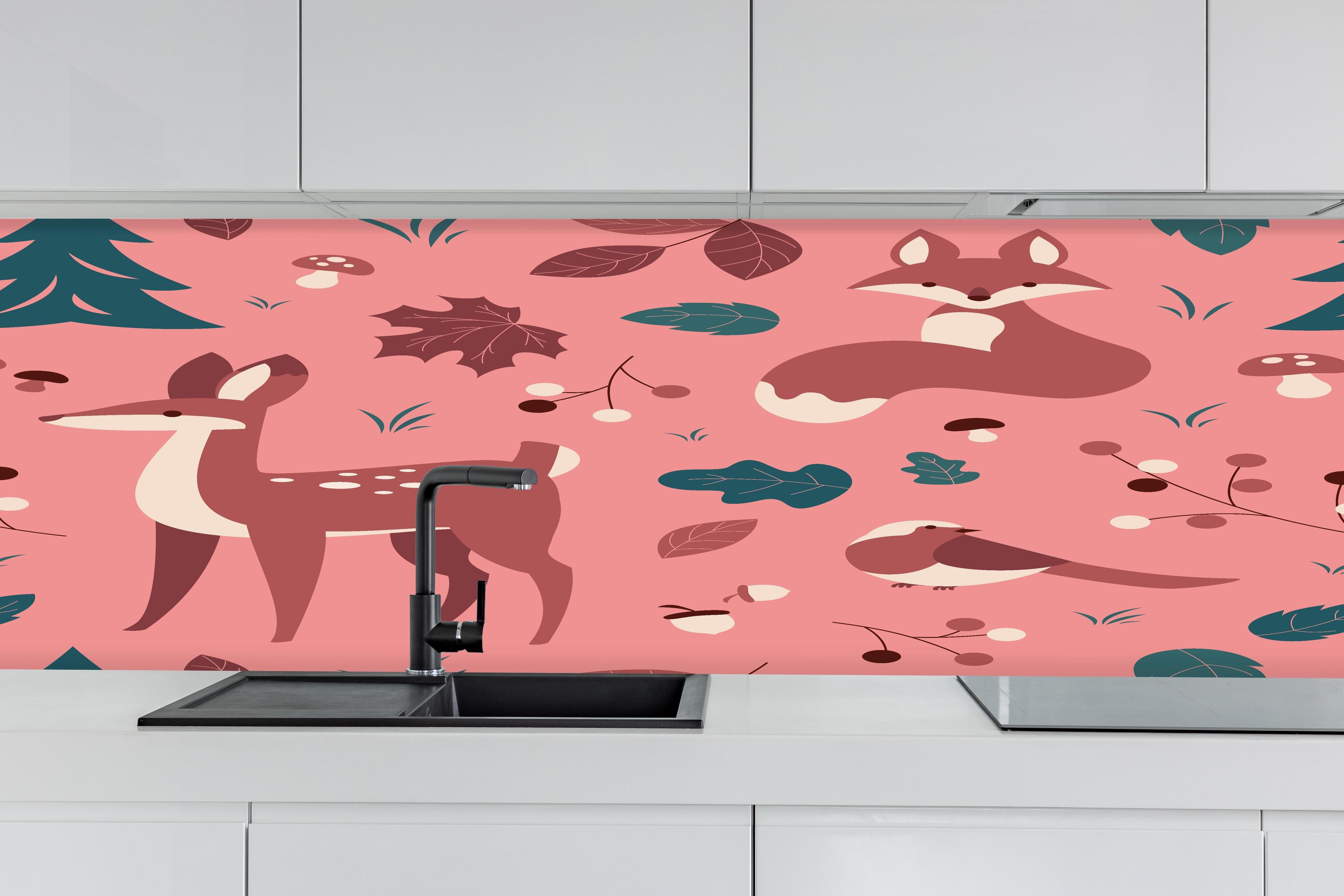Küche - Waldtiere Muster rosa Hintergrund hinter weißen Hochglanz-Küchenregalen und schwarzem Wasserhahn