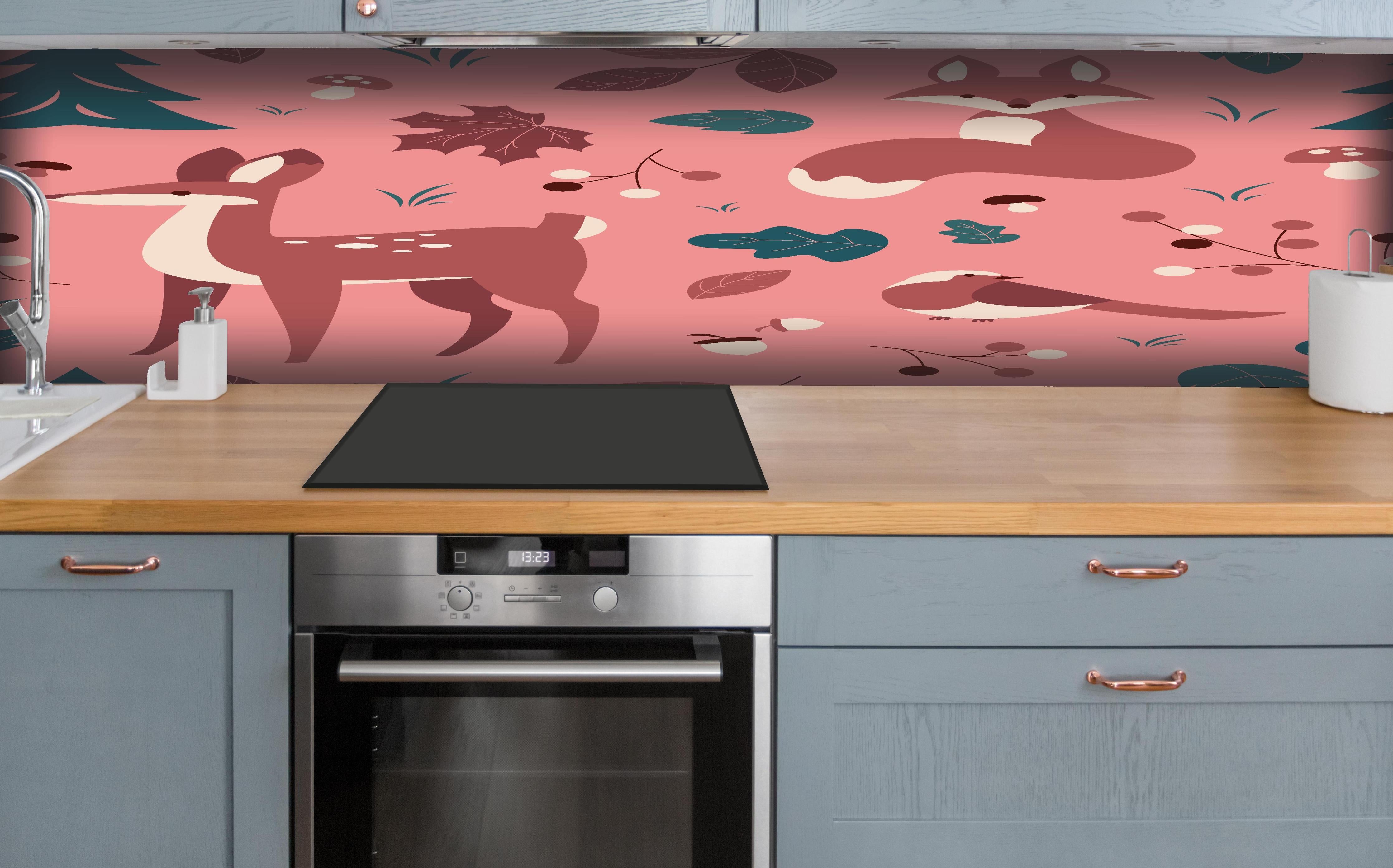 Küche - Waldtiere Muster rosa Hintergrund hinter weißen Hochglanz-Küchenregalen und schwarzem Wasserhahn