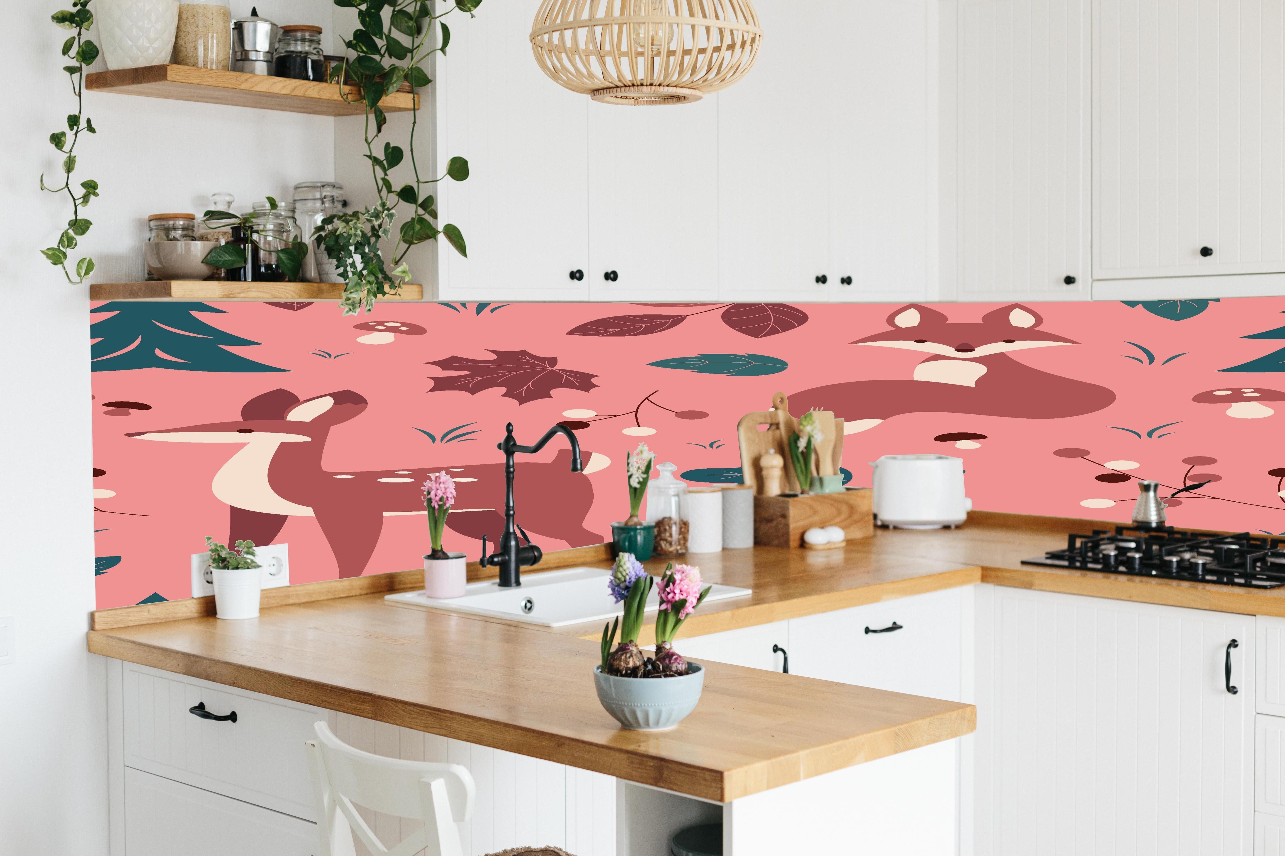 Küche - Waldtiere Muster rosa Hintergrund hinter weißen Hochglanz-Küchenregalen und schwarzem Wasserhahn
