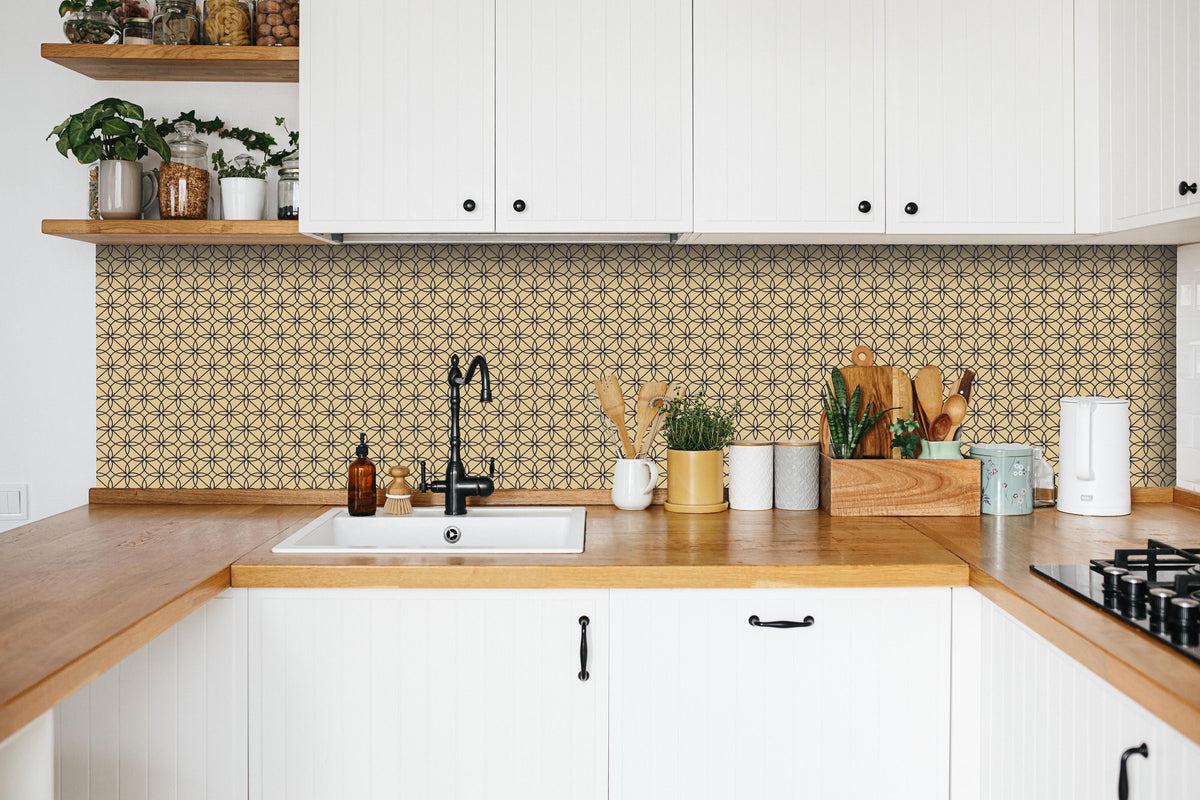 Küche - Warmes Hellbraunes Geometrie Design hinter weißen Hochglanz-Küchenregalen und schwarzem Wasserhahn
