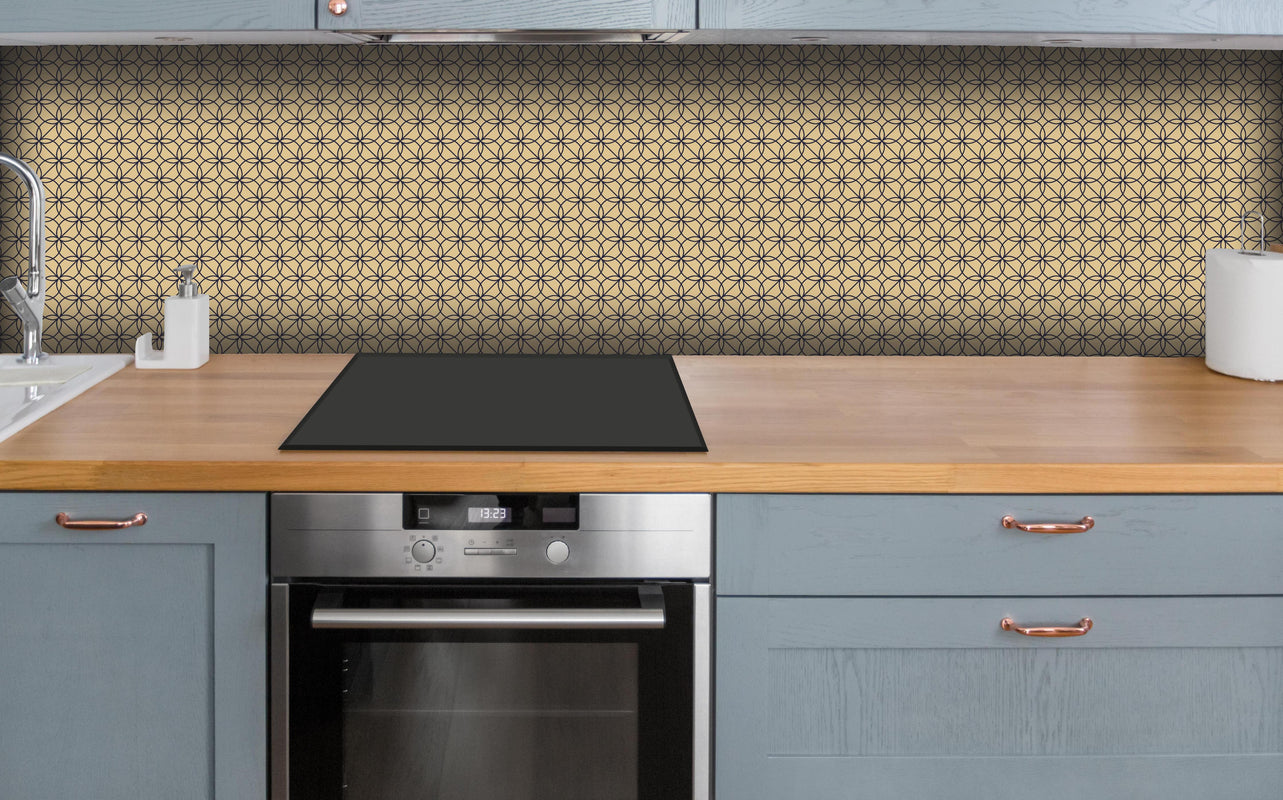 Küche - Warmes Hellbraunes Geometrie Design hinter weißen Hochglanz-Küchenregalen und schwarzem Wasserhahn