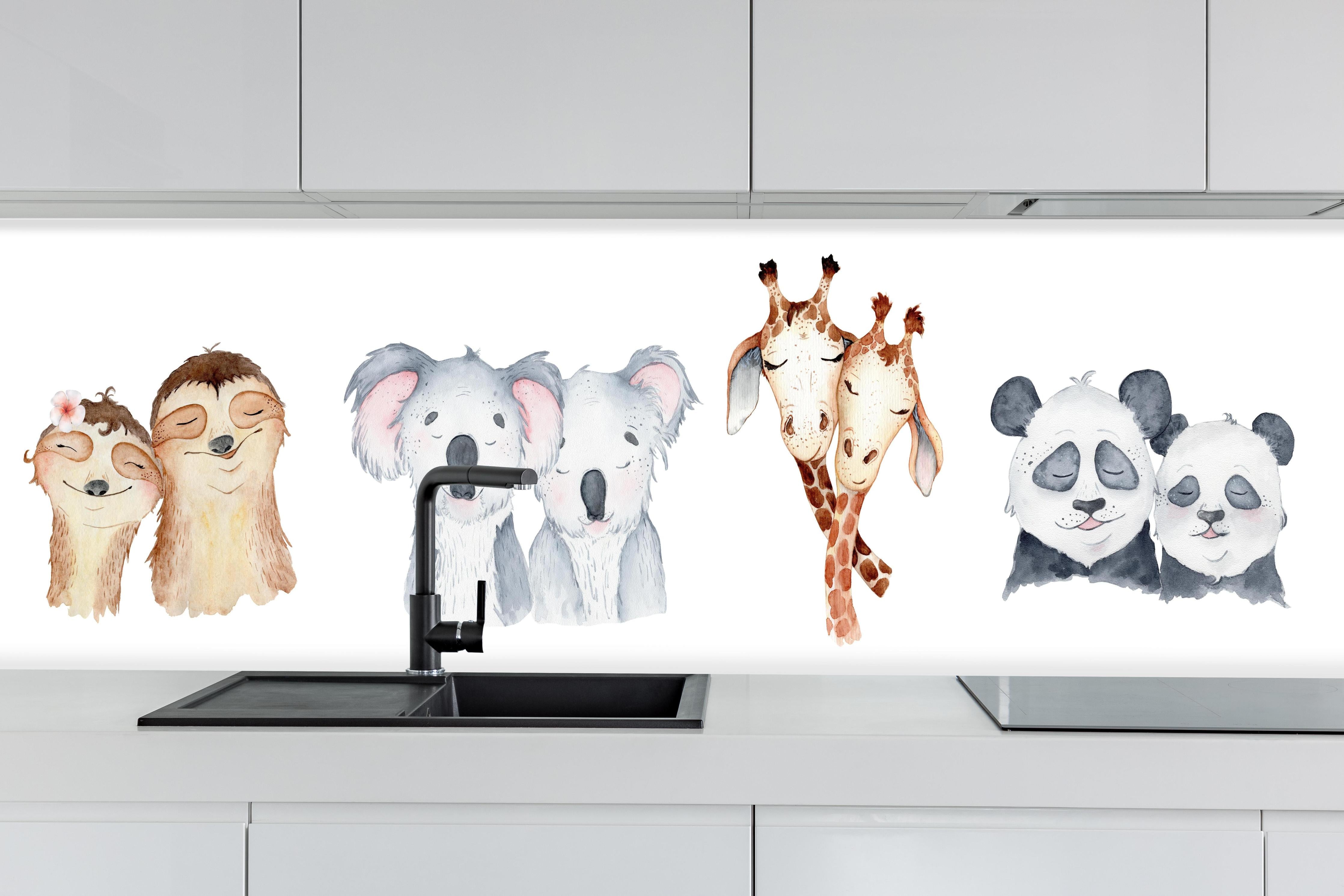 Küche - Wasserfarben Tiersammlung Kunstwerk hinter weißen Hochglanz-Küchenregalen und schwarzem Wasserhahn