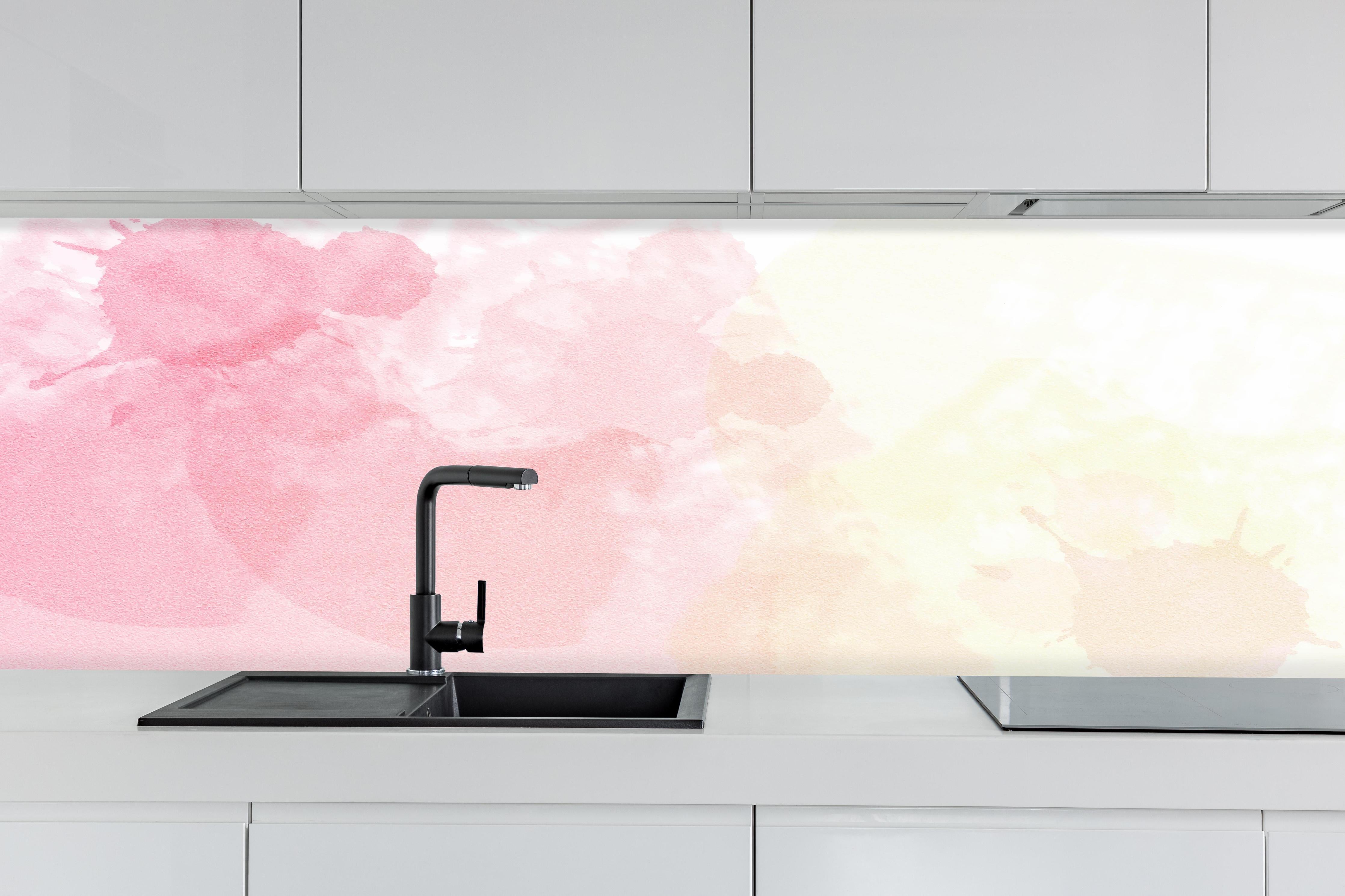 Küche - Weiche Rosé-Gelb-Aquarell Wandgestaltung hinter weißen Hochglanz-Küchenregalen und schwarzem Wasserhahn