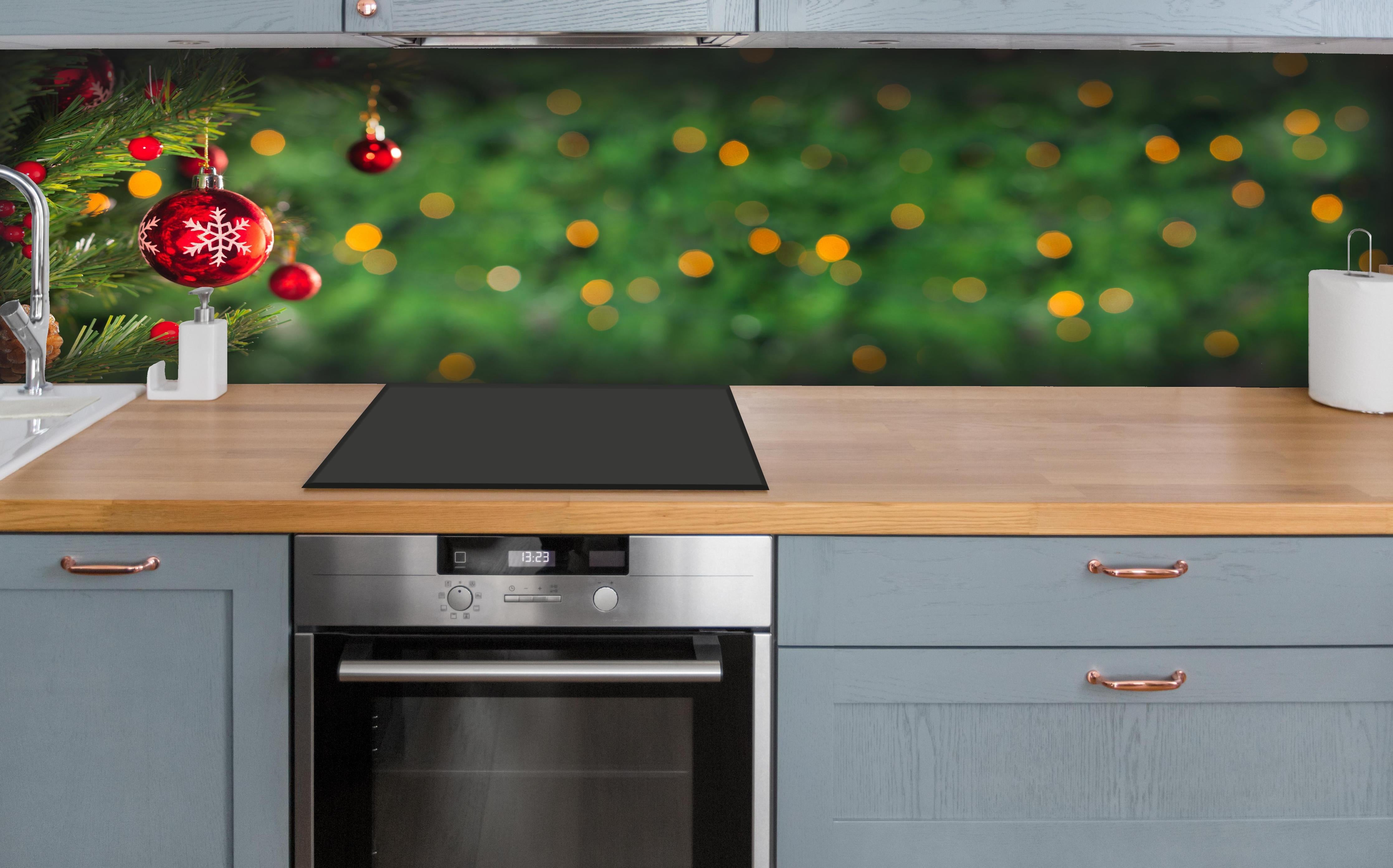 Küche - Weihnachten Banner hinter weißen Hochglanz-Küchenregalen und schwarzem Wasserhahn