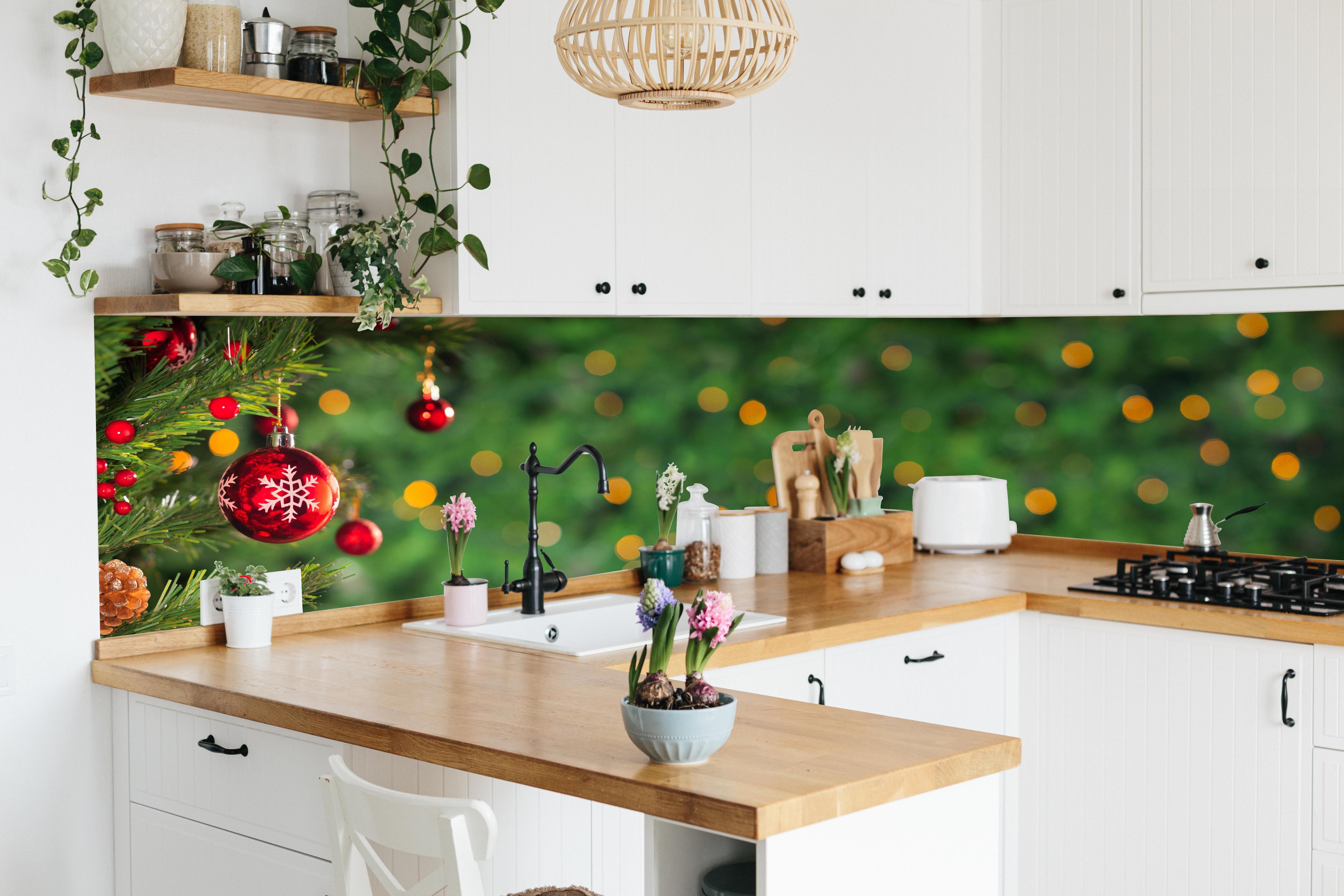 Küche - Weihnachten Banner hinter weißen Hochglanz-Küchenregalen und schwarzem Wasserhahn