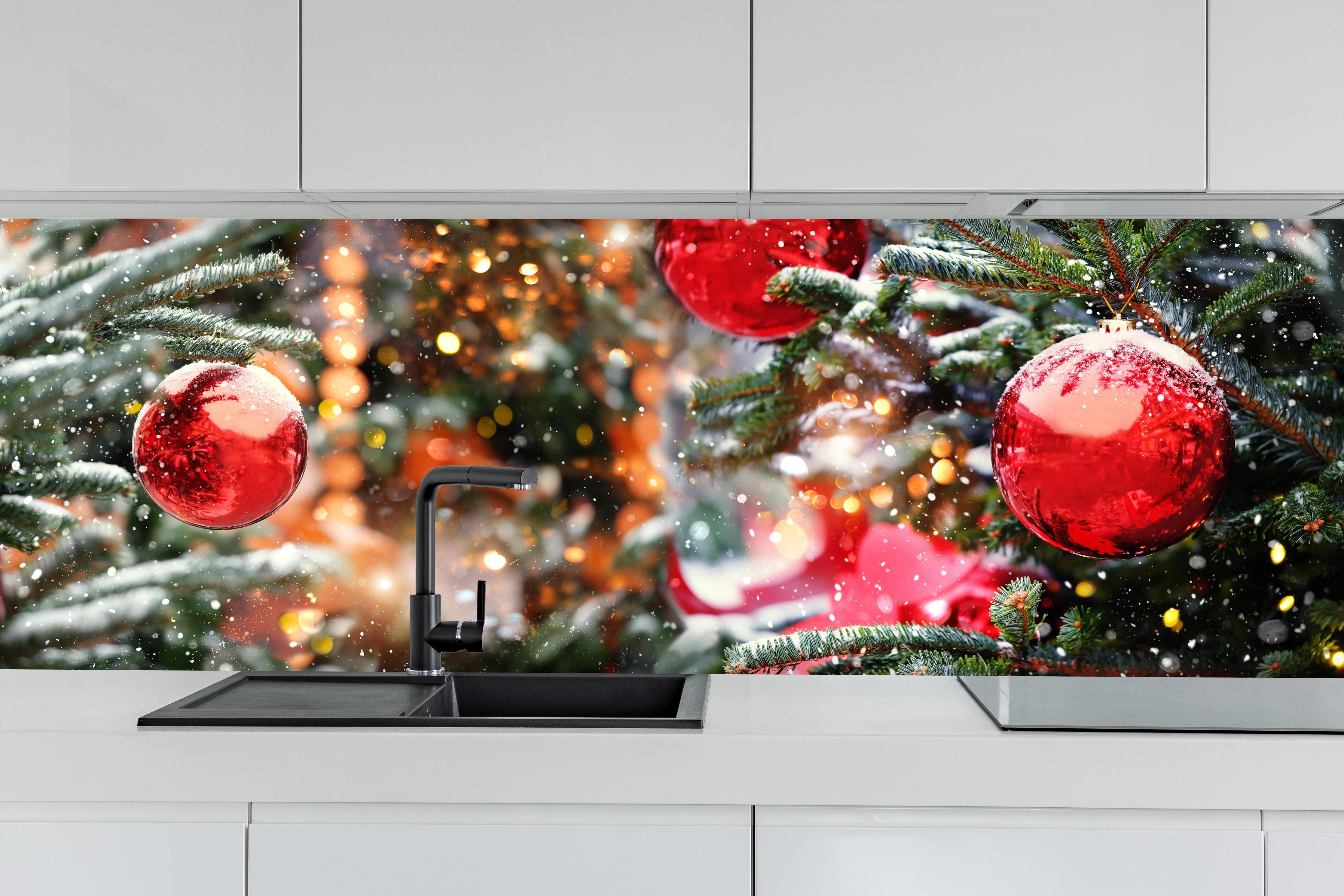 Küche - Weihnachts Konzept - Feiertage hinter weißen Hochglanz-Küchenregalen und schwarzem Wasserhahn