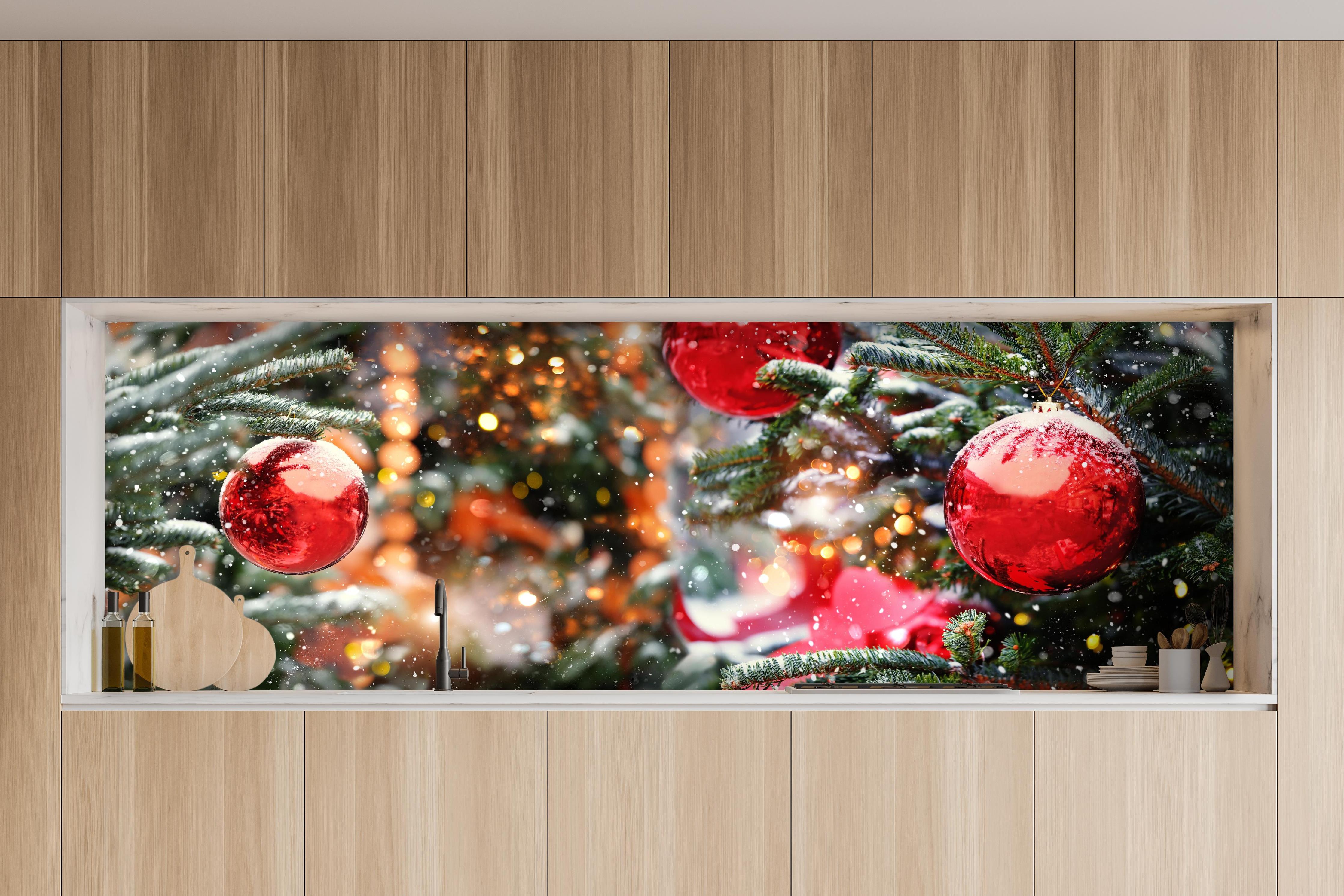 Küche - Weihnachts Konzept - Feiertage hinter weißen Hochglanz-Küchenregalen und schwarzem Wasserhahn