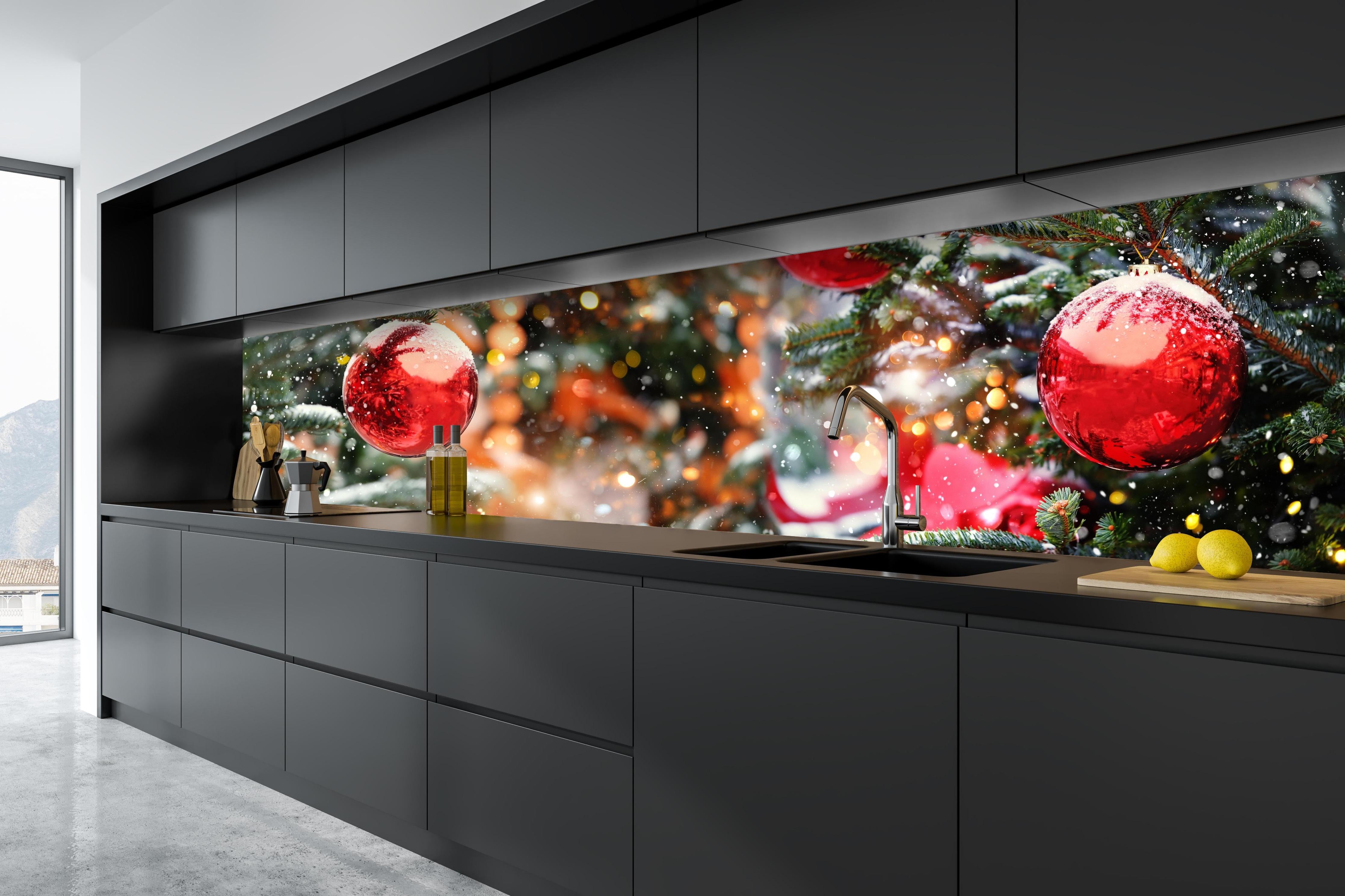 Küche - Weihnachts Konzept - Feiertage hinter weißen Hochglanz-Küchenregalen und schwarzem Wasserhahn