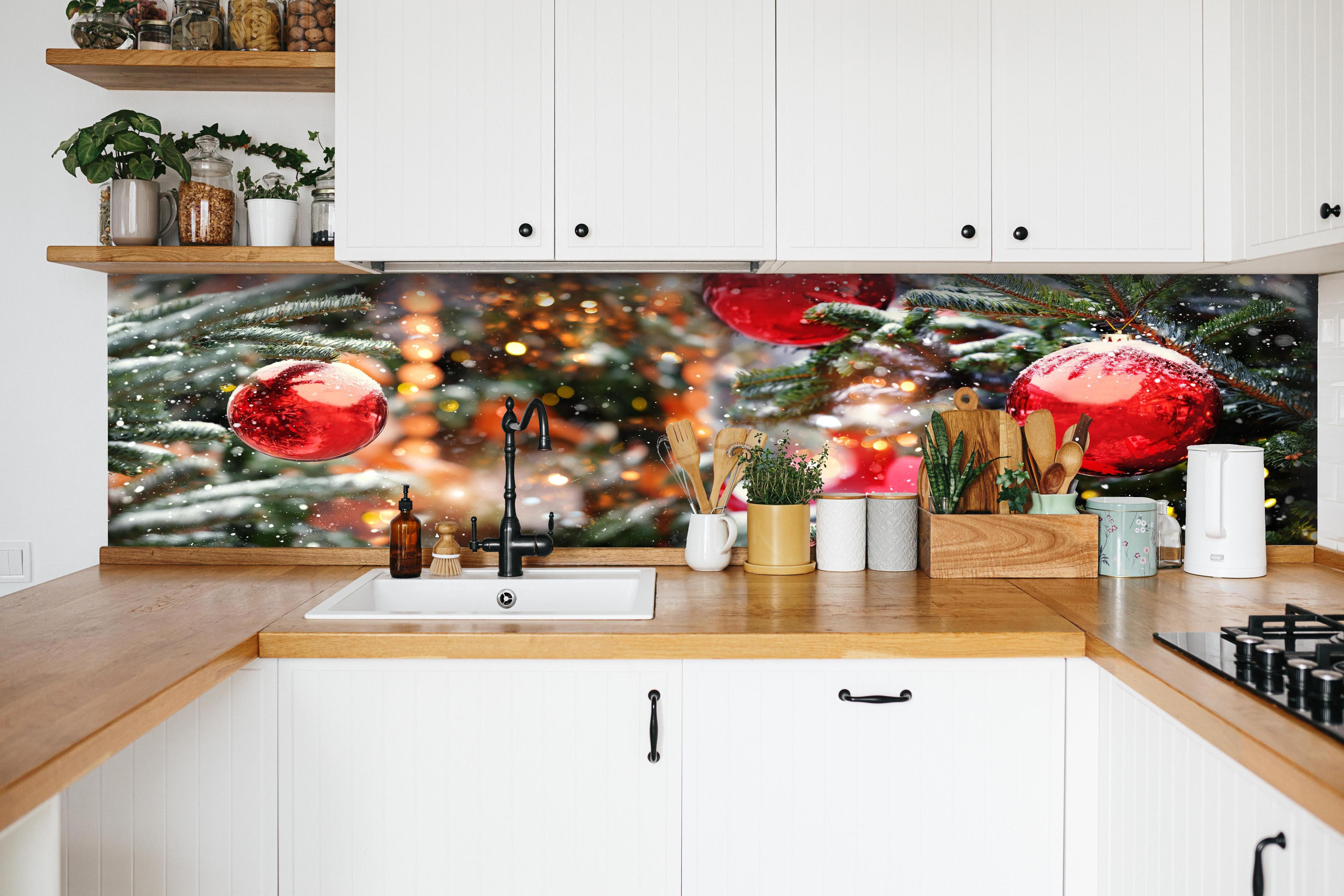 Küche - Weihnachts Konzept - Feiertage hinter weißen Hochglanz-Küchenregalen und schwarzem Wasserhahn