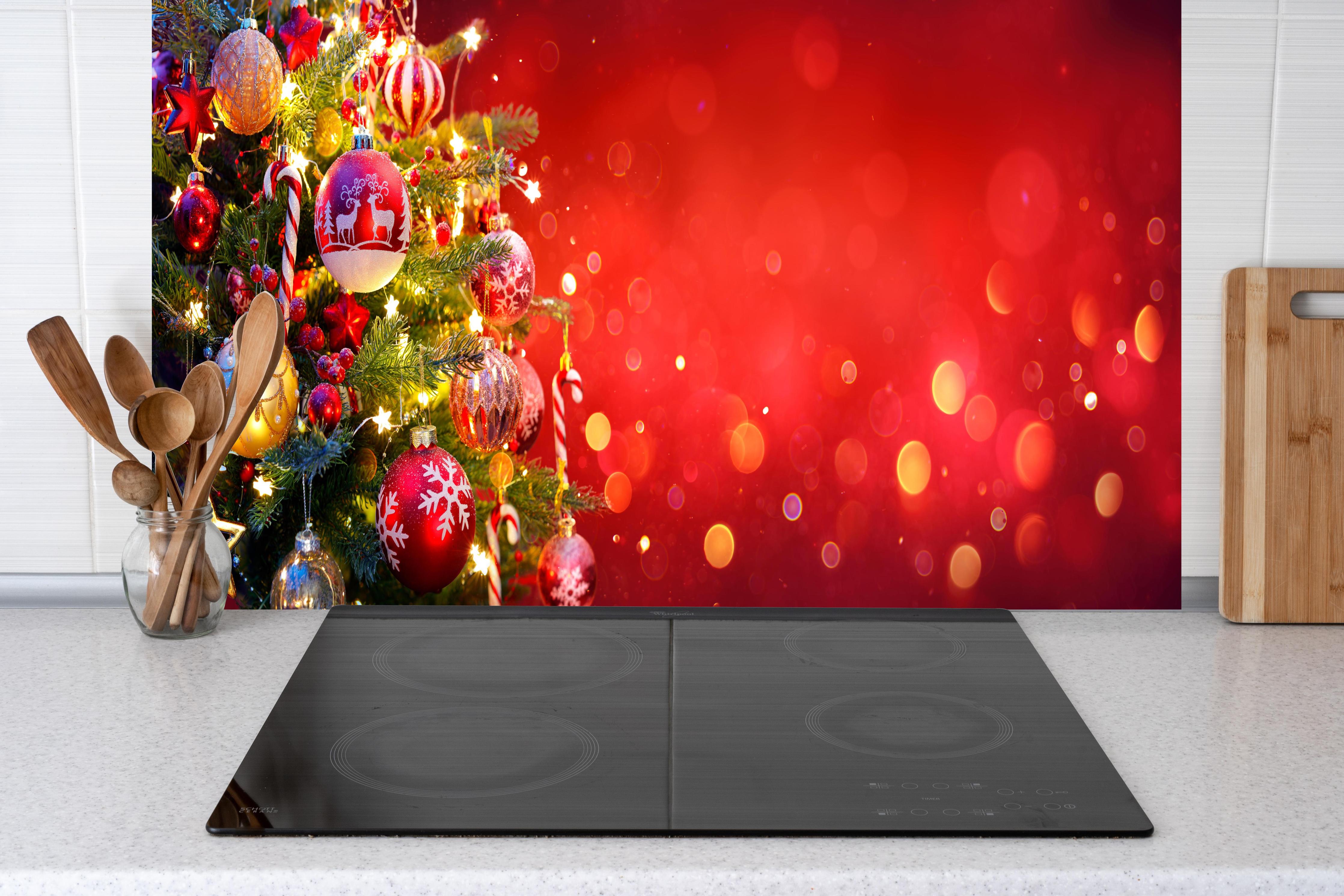 Küche - Weihnachtsbaum hinter weißen Hochglanz-Küchenregalen und schwarzem Wasserhahn