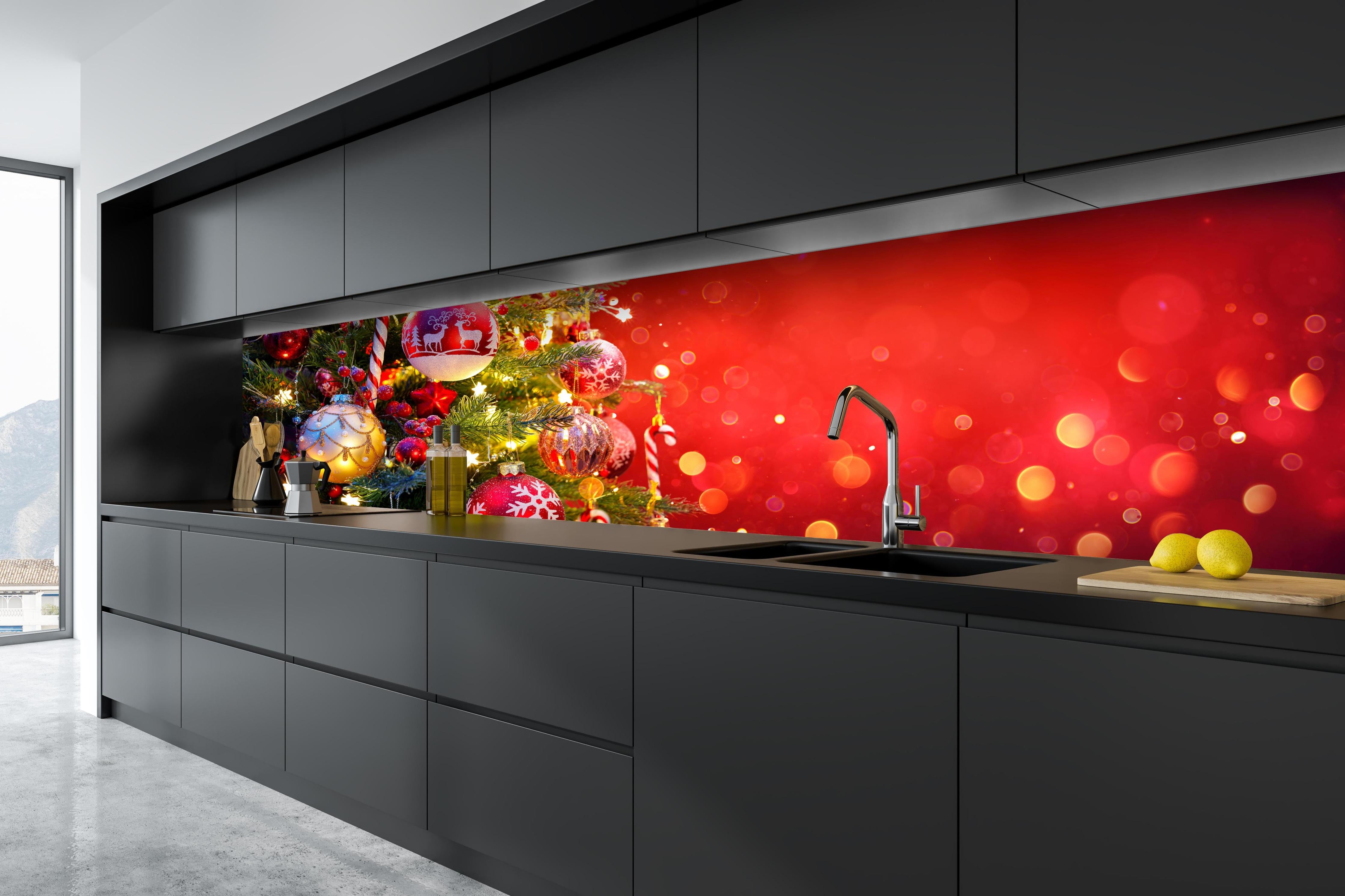 Küche - Weihnachtsbaum hinter weißen Hochglanz-Küchenregalen und schwarzem Wasserhahn