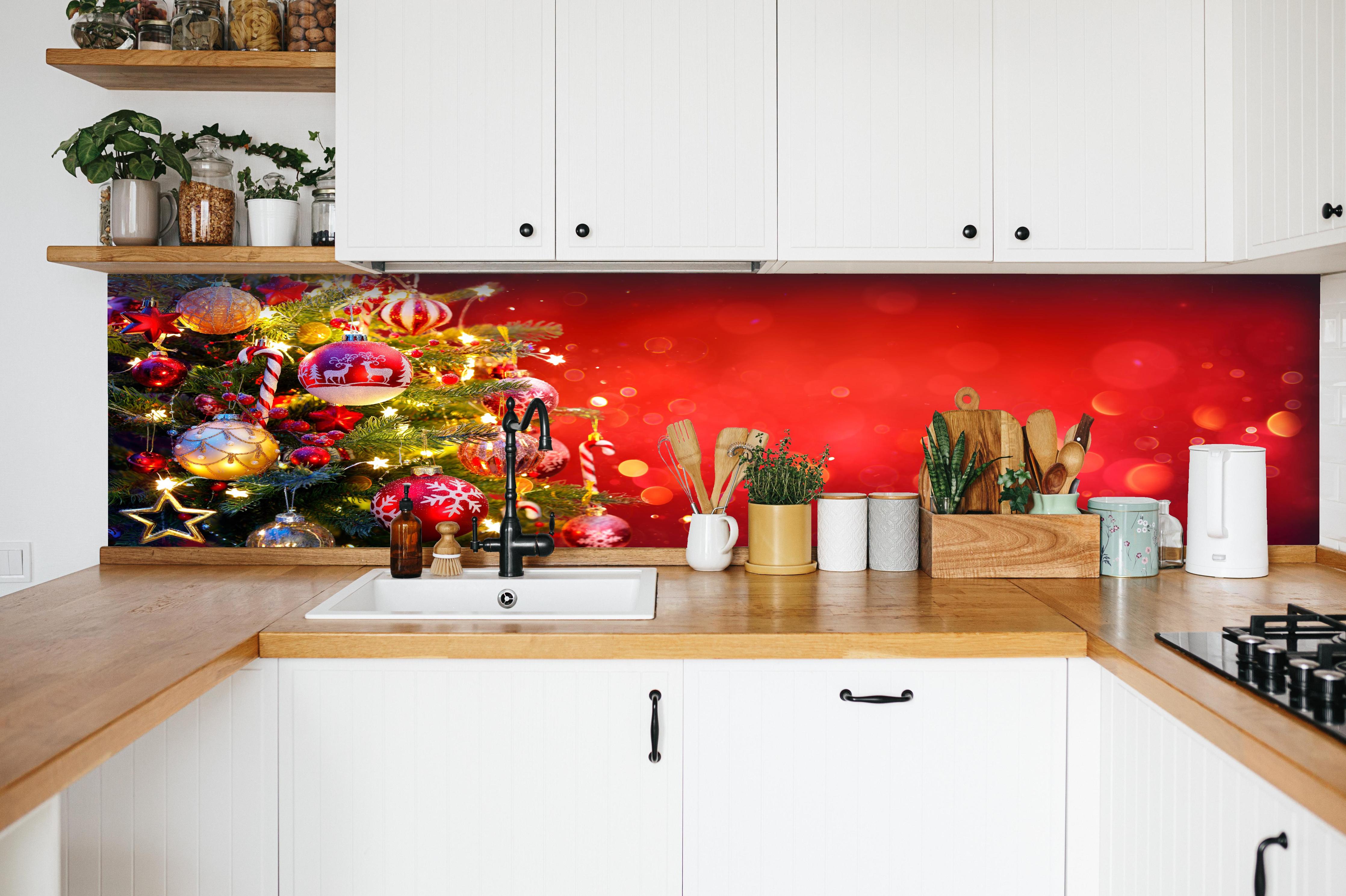 Küche - Weihnachtsbaum hinter weißen Hochglanz-Küchenregalen und schwarzem Wasserhahn