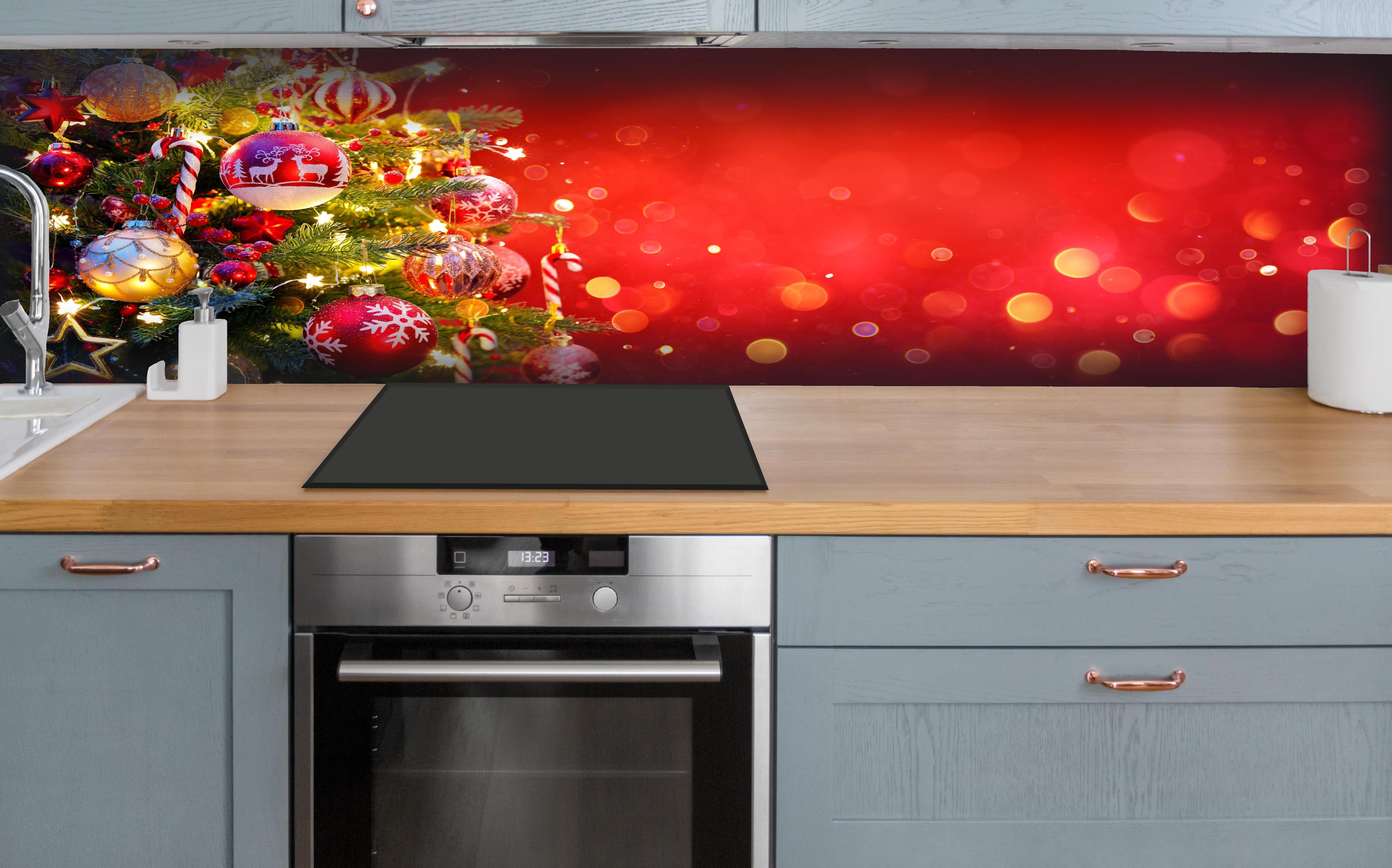 Küche - Weihnachtsbaum hinter weißen Hochglanz-Küchenregalen und schwarzem Wasserhahn