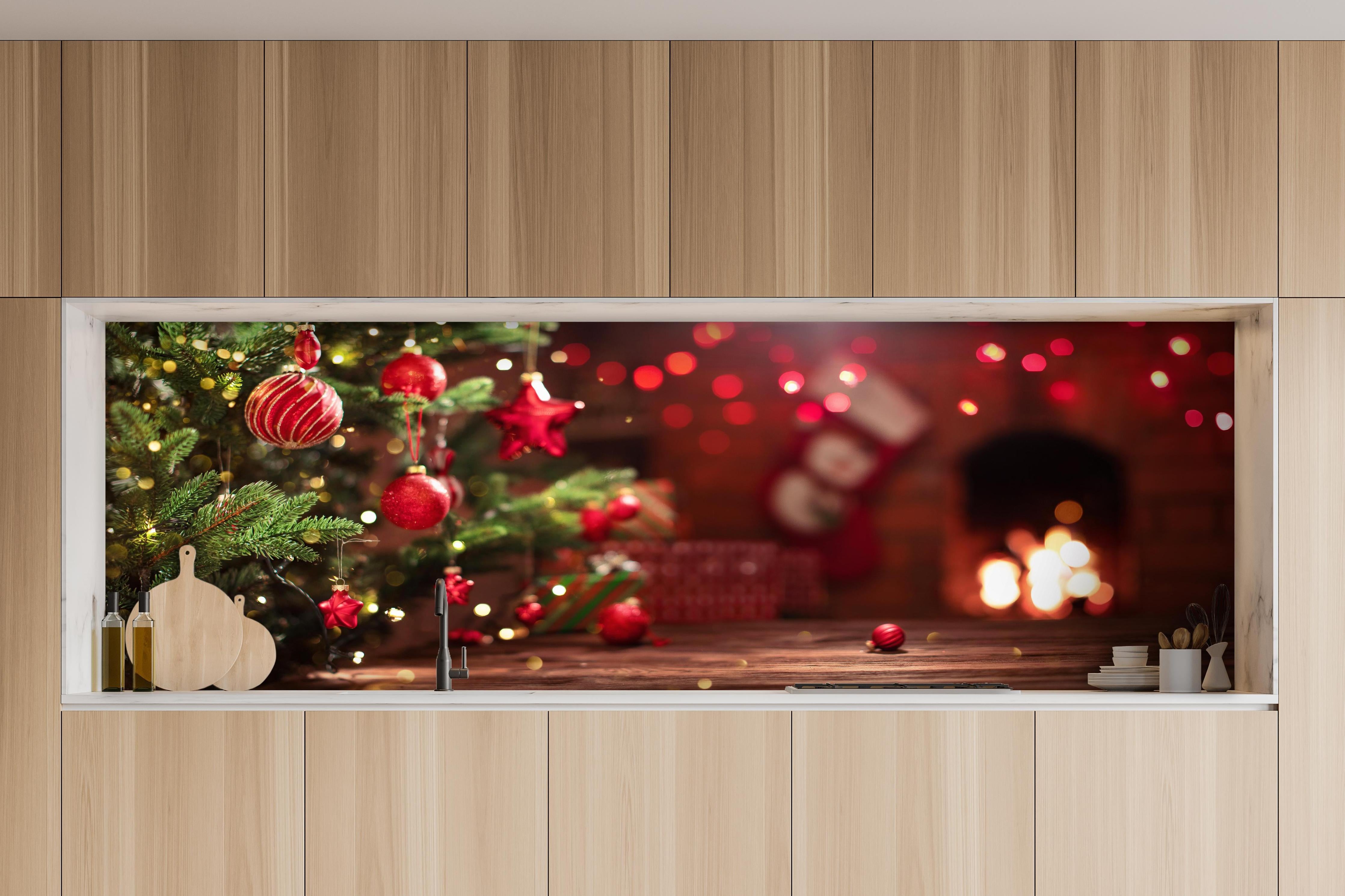 Küche - Weihnachtsbaum Rot mit Festtagsdeko hinter weißen Hochglanz-Küchenregalen und schwarzem Wasserhahn