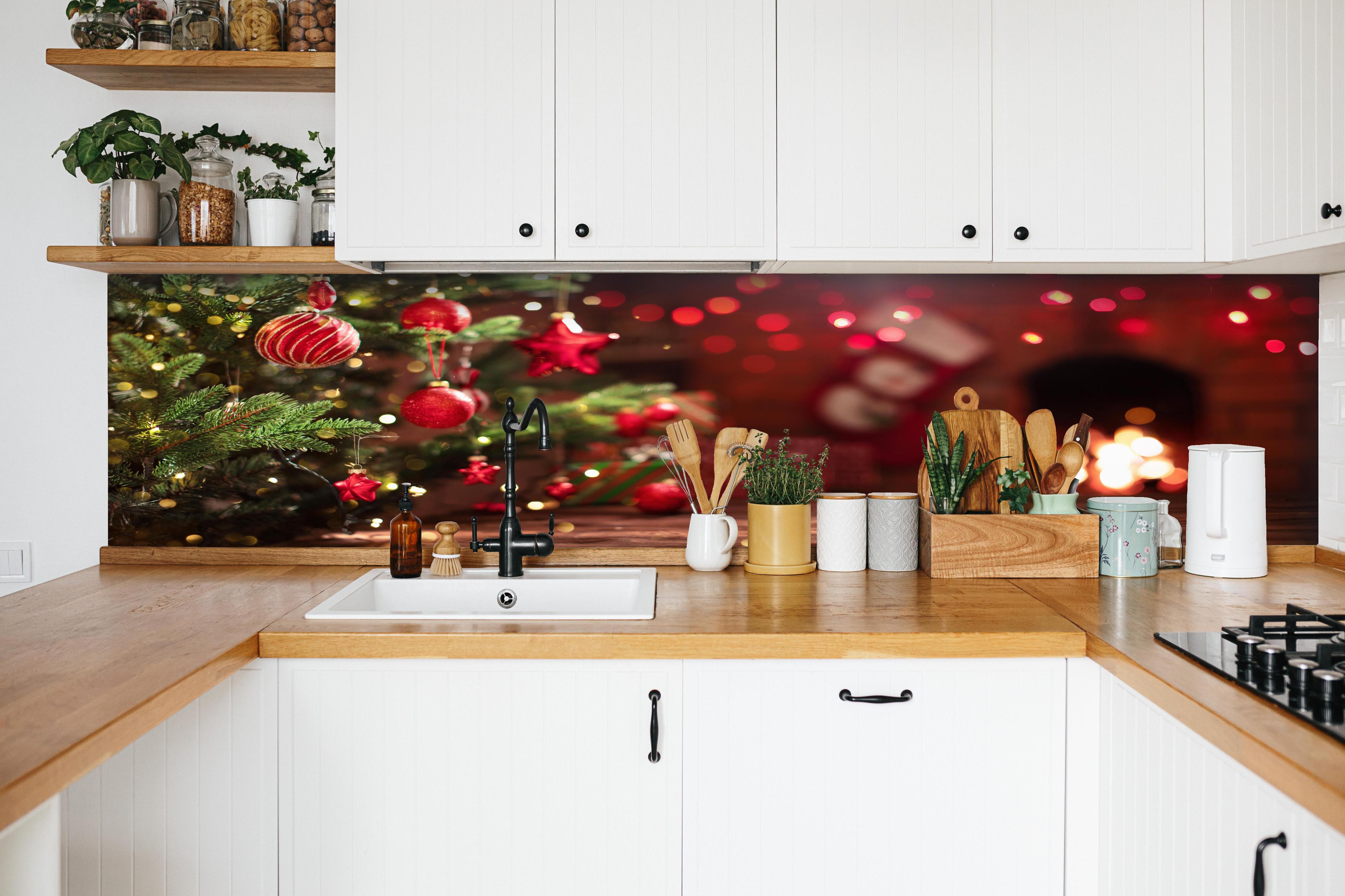Küche - Weihnachtsbaum Rot mit Festtagsdeko hinter weißen Hochglanz-Küchenregalen und schwarzem Wasserhahn