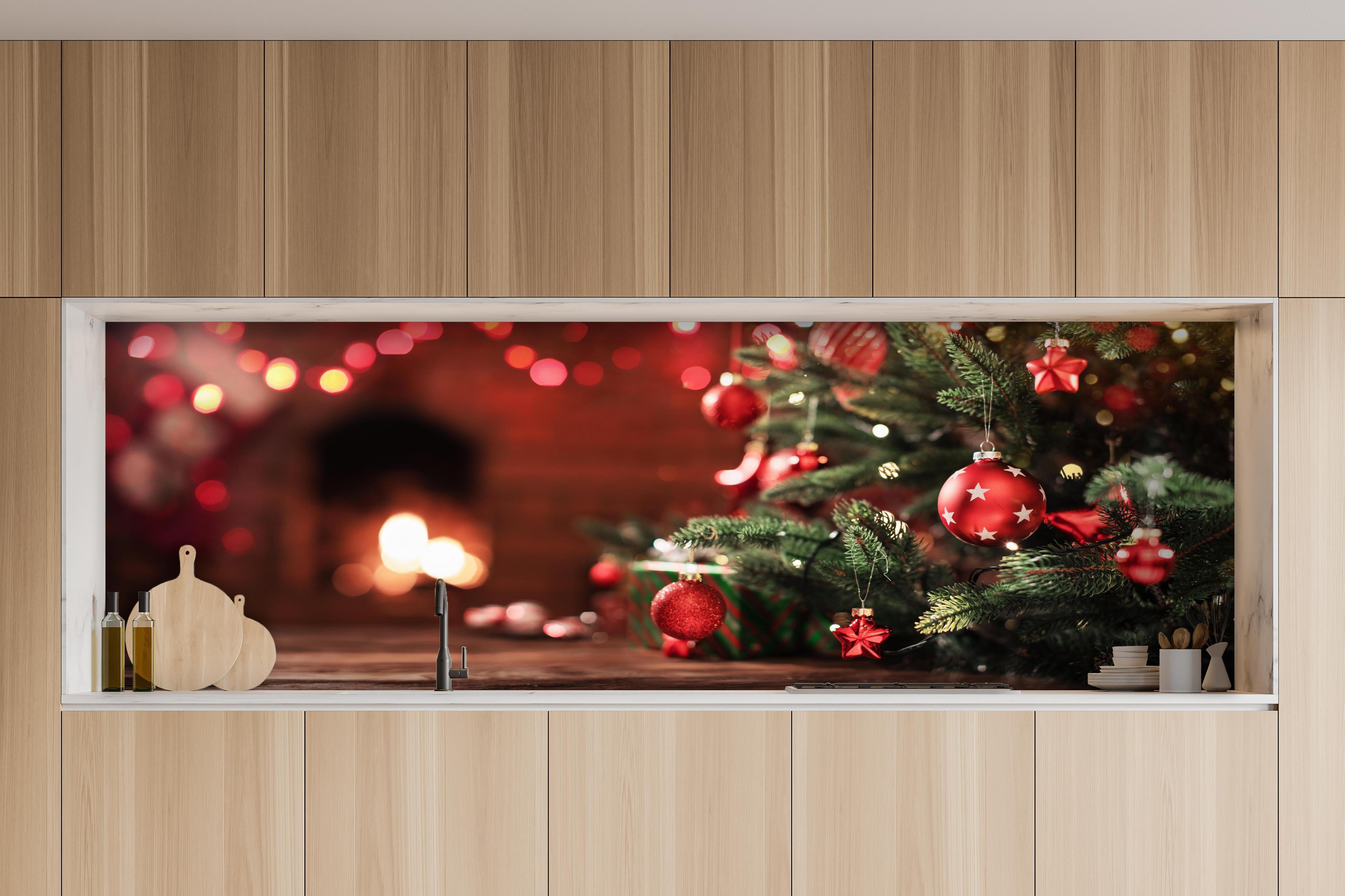 Küche - Weihnachtsbaum mit Dekorationen hinter weißen Hochglanz-Küchenregalen und schwarzem Wasserhahn