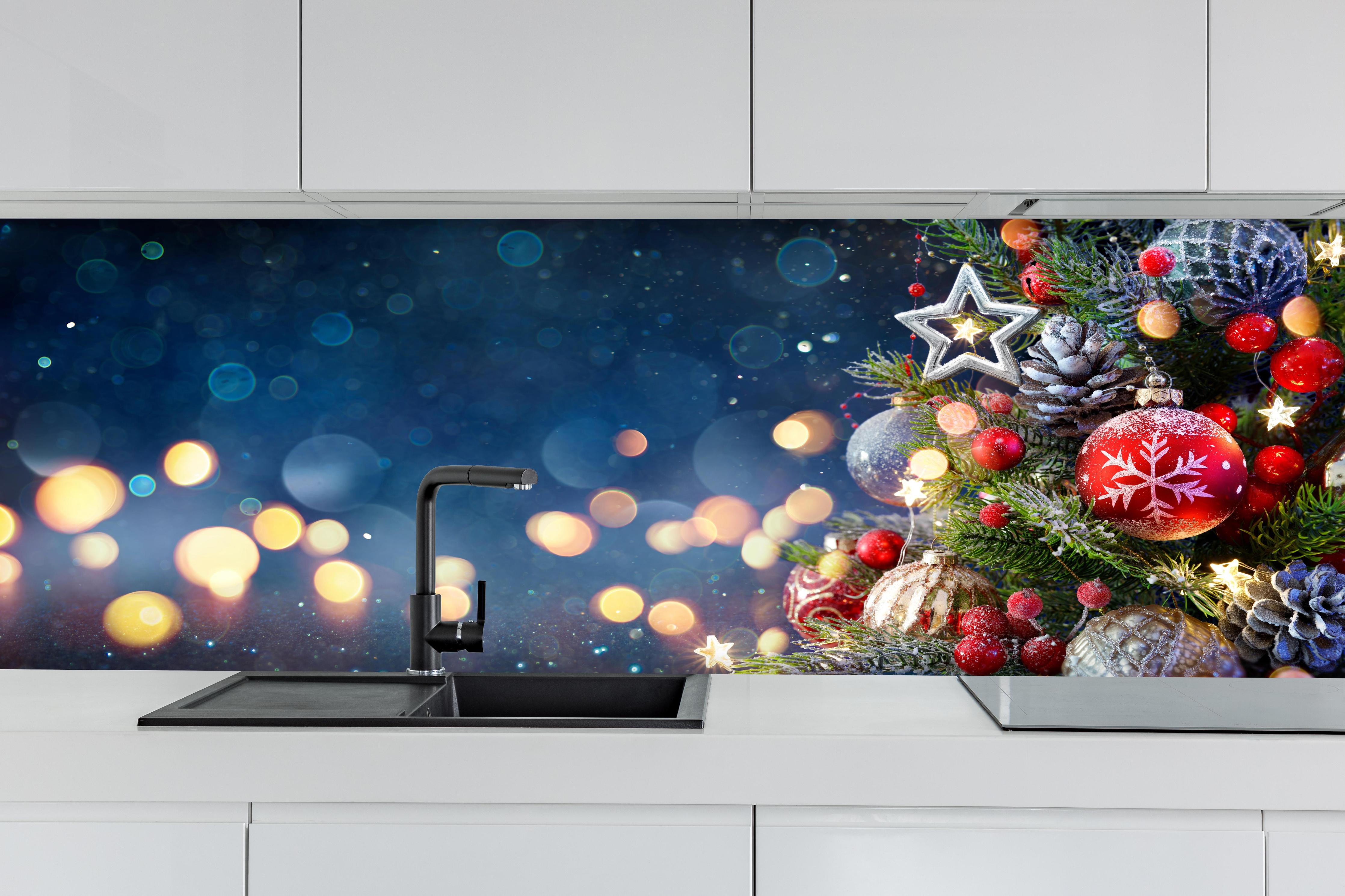 Küche - Weihnachtsbaum mit Weihnachtsschmuck hinter weißen Hochglanz-Küchenregalen und schwarzem Wasserhahn