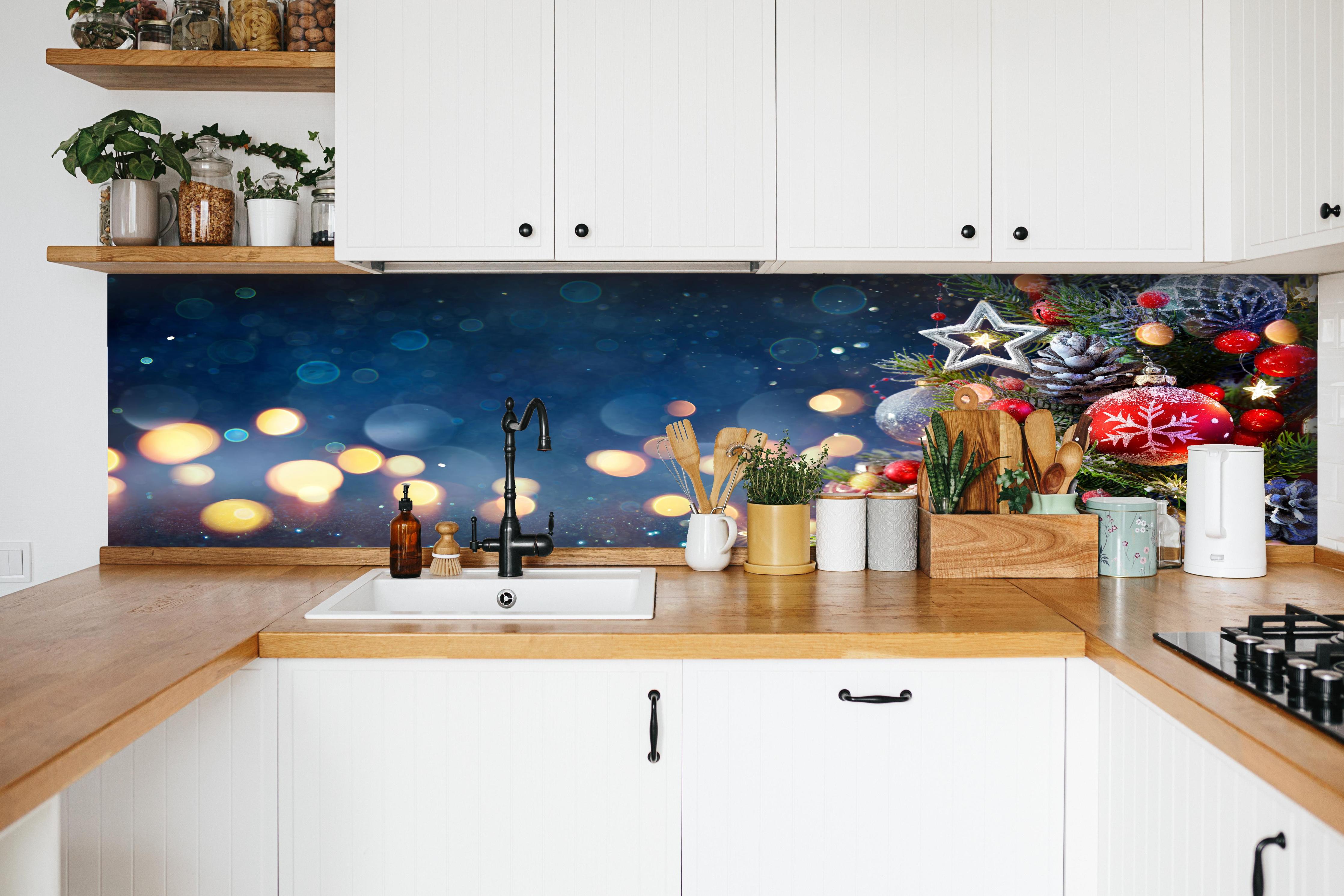 Küche - Weihnachtsbaum mit Weihnachtsschmuck hinter weißen Hochglanz-Küchenregalen und schwarzem Wasserhahn