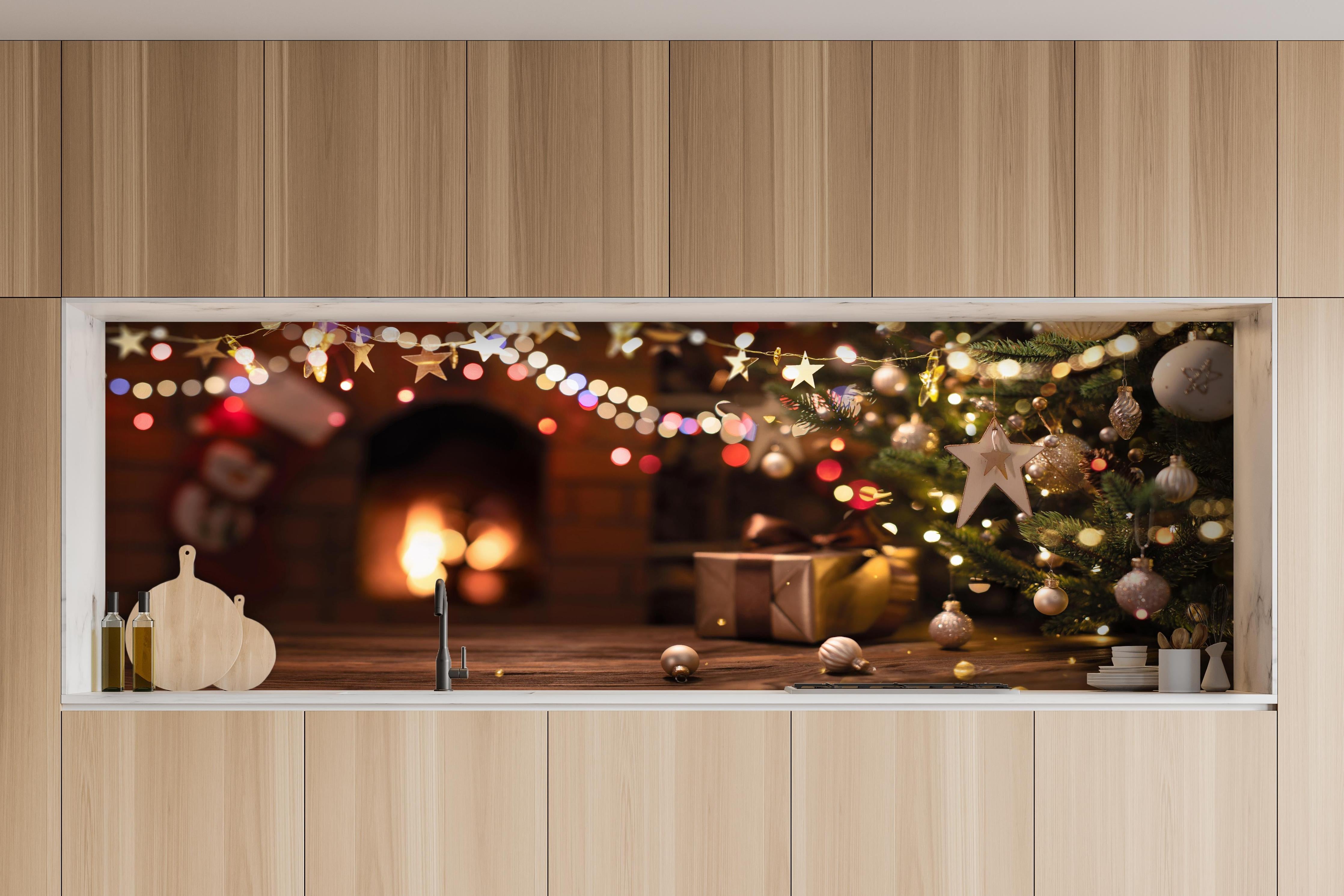 Küche - Weihnachtsbaum, Sterne und festliche Lichter hinter weißen Hochglanz-Küchenregalen und schwarzem Wasserhahn