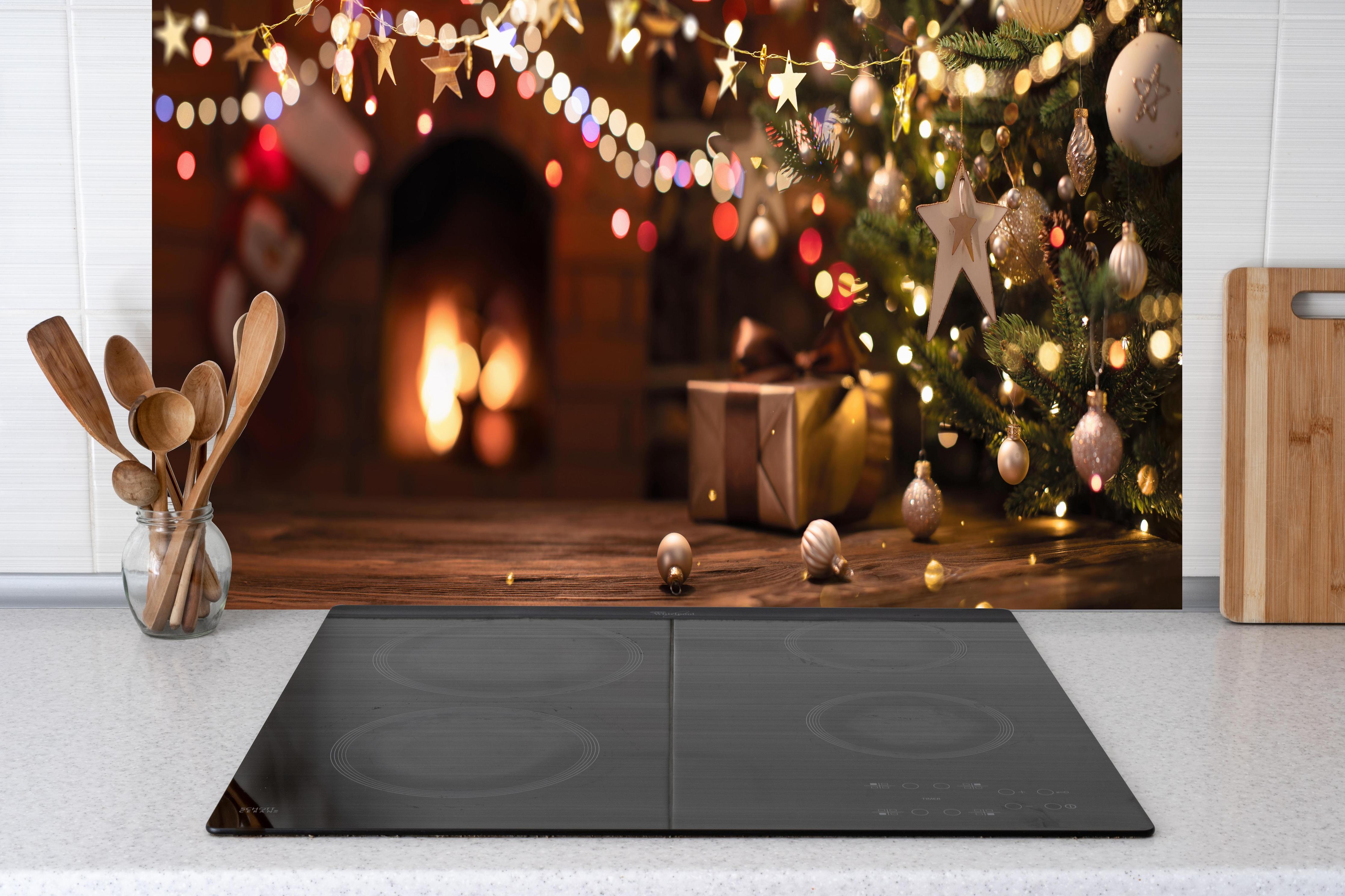 Küche - Weihnachtsbaum, Sterne und festliche Lichter hinter weißen Hochglanz-Küchenregalen und schwarzem Wasserhahn